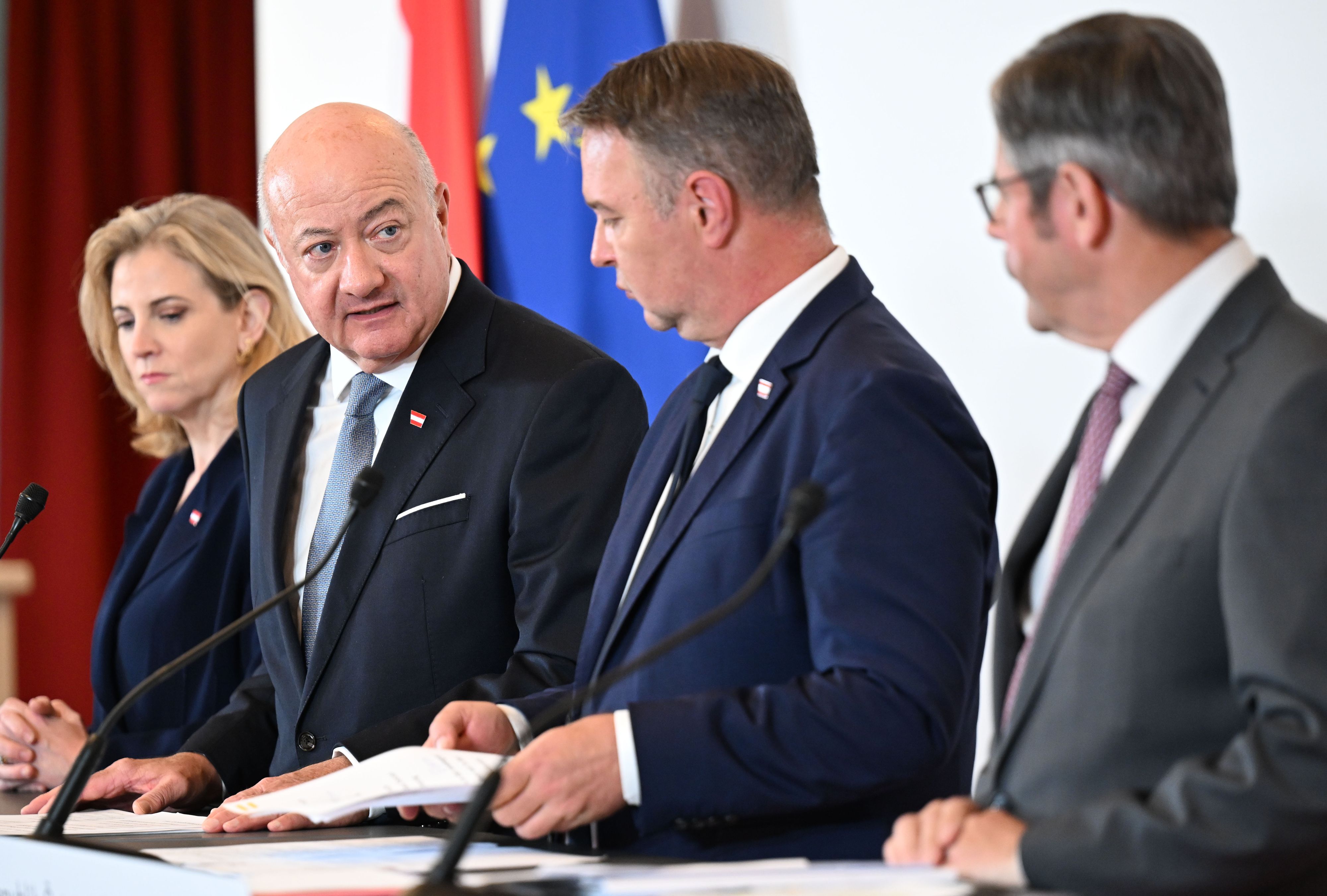 Nach dem Sommerministerrat letzten Montag präsentierte die Regierung die Wehrdienst-Reform: Meinl-Reisinger, Stocker, Babler, Hameseder (v.l.).