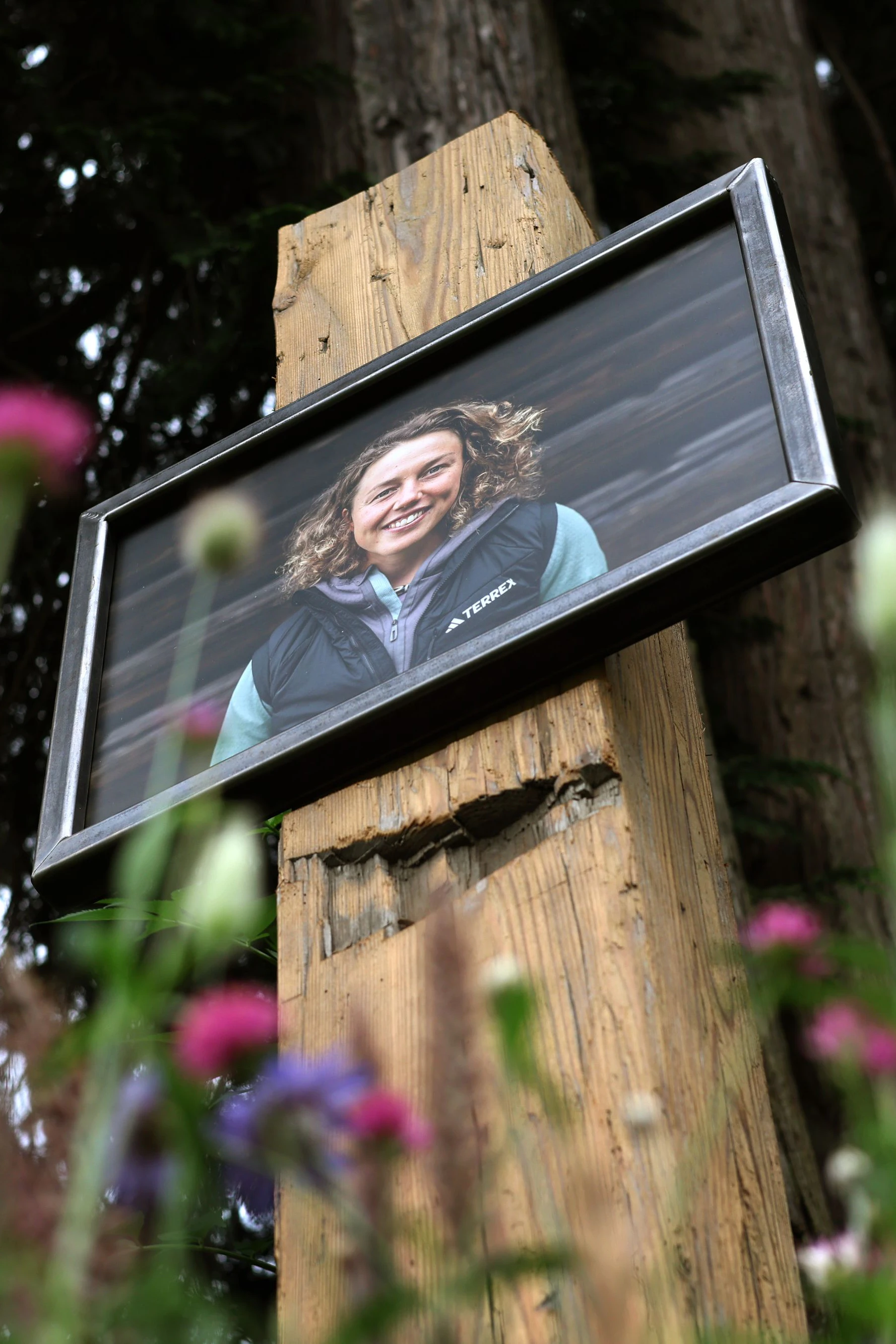 Gedenkstätte für Laura Dahlmeier im Kurpark von Garmisch-Partenkirchen, der inzwischen auch ihren Namen trägt
