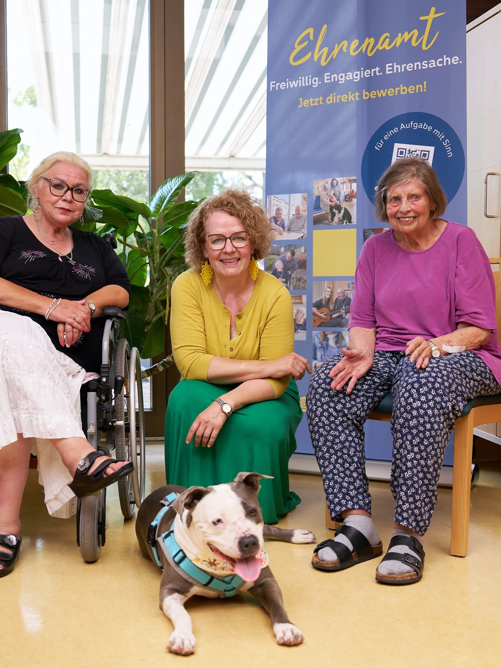 Bewohnerin Erika Neubauer, Landesrätin Christiane Teschl-Hofmeister undBewohnerin Barbara Krenn mit Therapiehund Mia (v.l.)