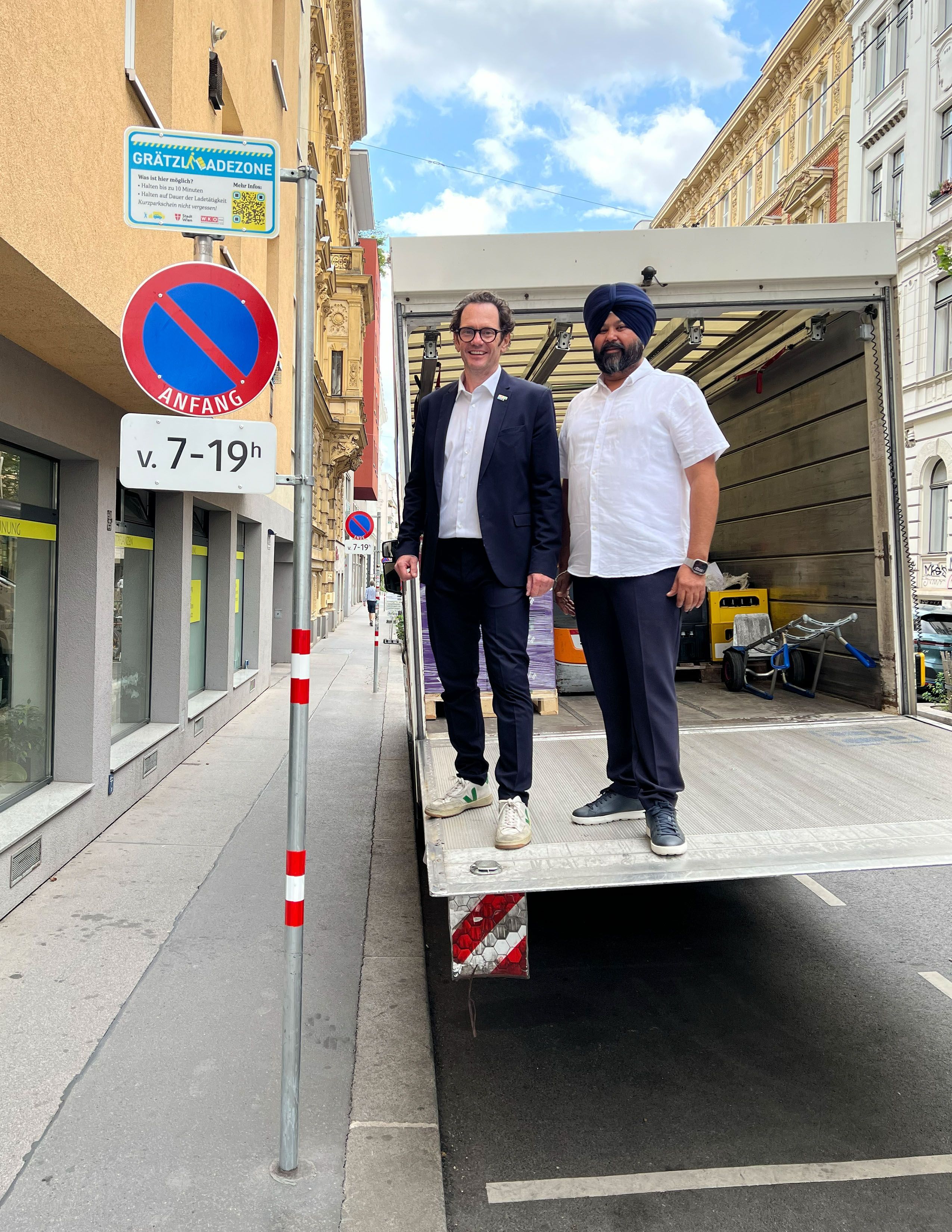 Neue Grätzl-Ladezonen am Neubau: Bezirksvorsteher Markus Reiter und Gurdial Singh Bajwa, Obmann der Wiener Kleintransporteure (v.l.)
