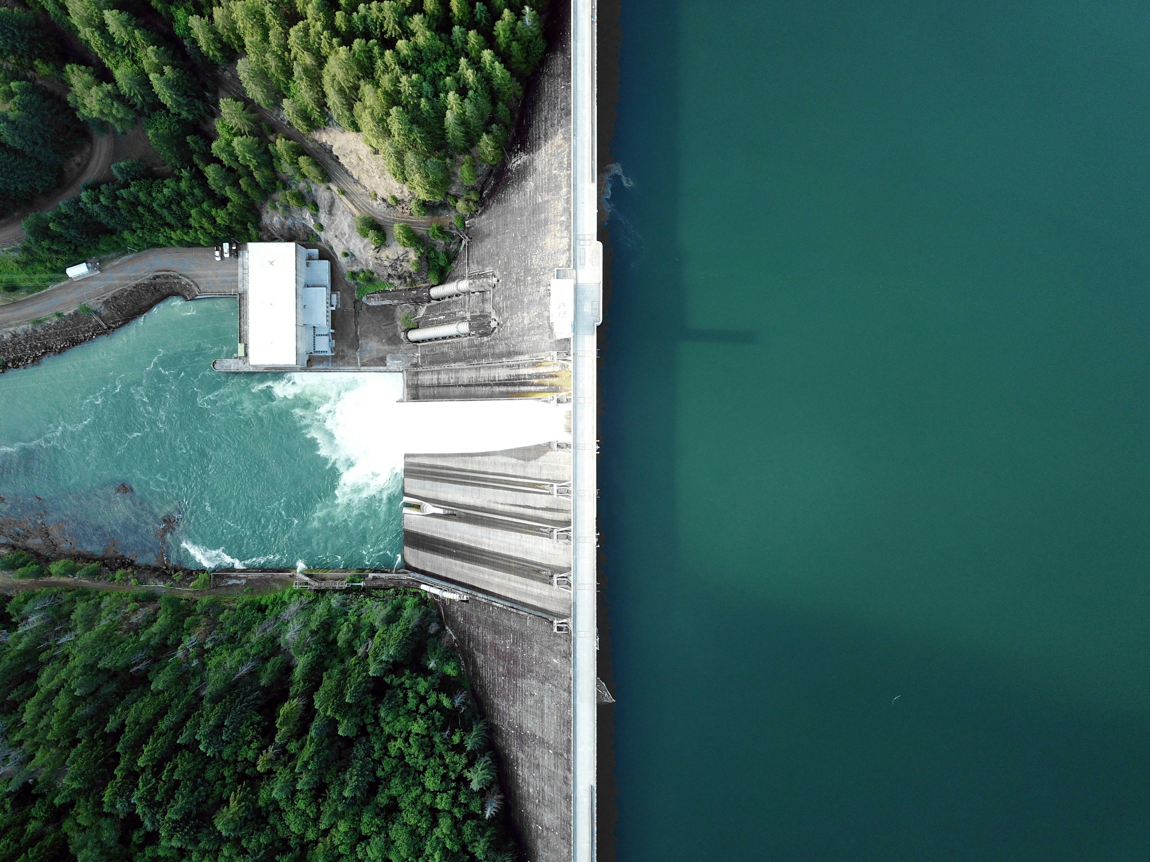 Durch die anhaltende Trockenheit kommt immer weniger Wasser bei den Wasserkraftwerken an.