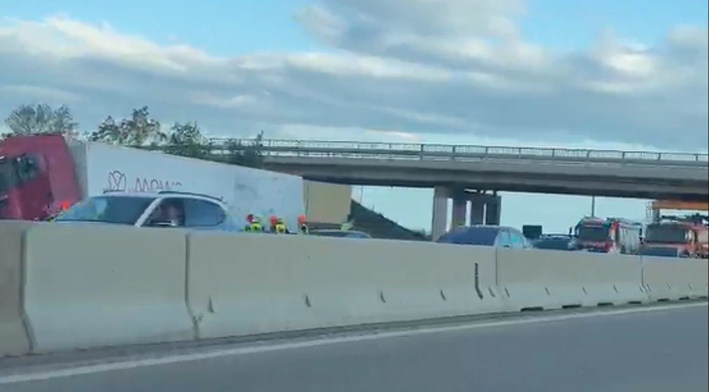 Heute.at - Lkw-Unfall auf A2! Kilometerlanger Stau Richtung Wien