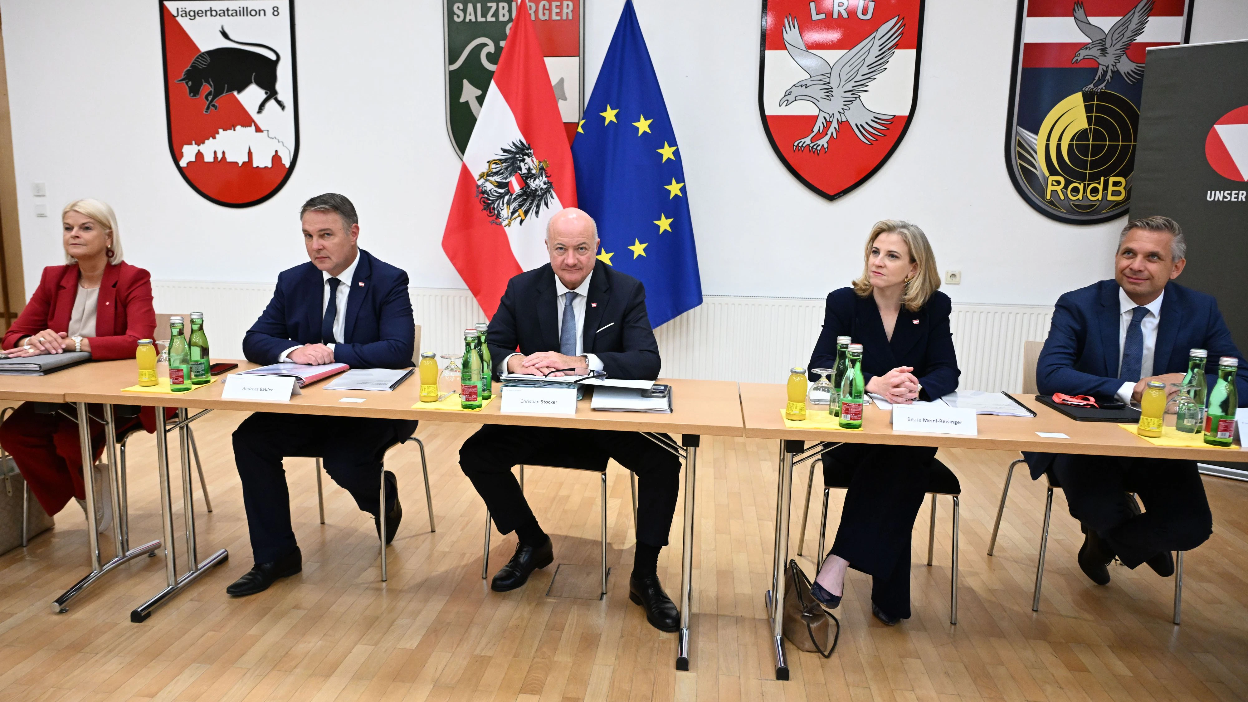 Sommerministerium in Kaserne: Verteidigungsministerin Tanner (VP), Vizekanzler Babler (SPÖ), Bundeskanzler Stocker (VP), Außenministerin Meinl-Reisinger (Neos), Wirtschaftsminister Hattmannsdorfer (VP).