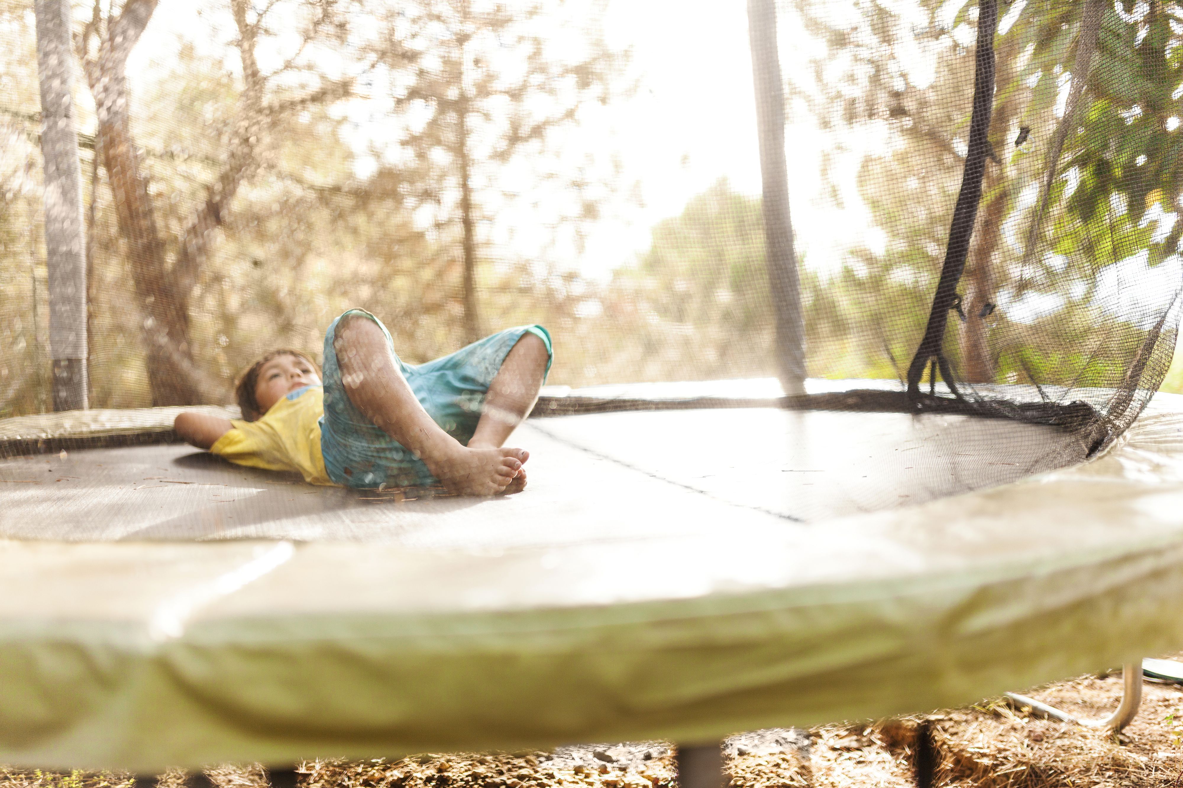 Die Erfahrung zeigt, dass sich Buben öfter beim Trampolinspringen verletzen.