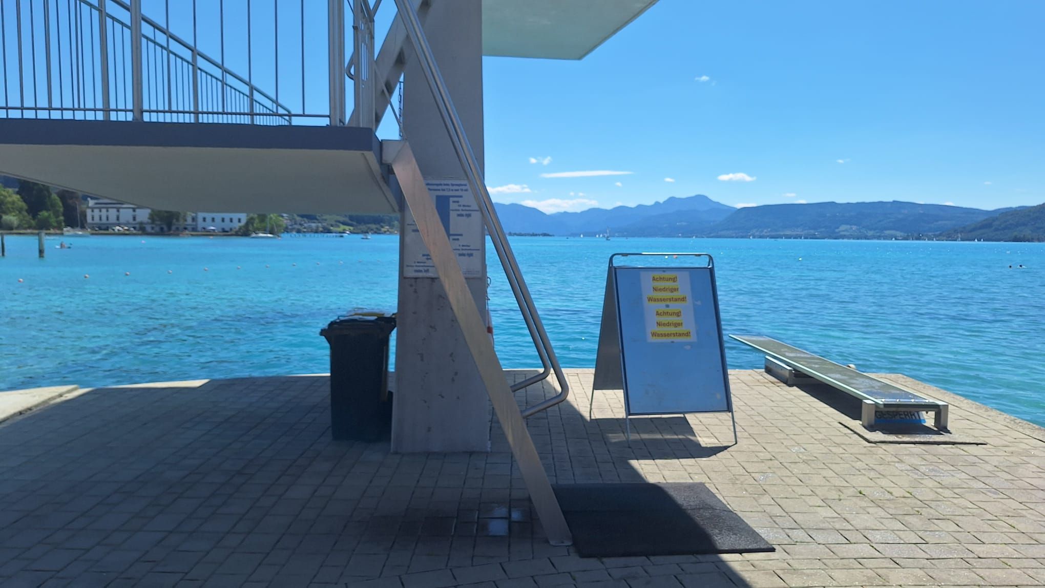 Das Schild beim Sprungturm warnt vor dem niedrigen Wasserstand.