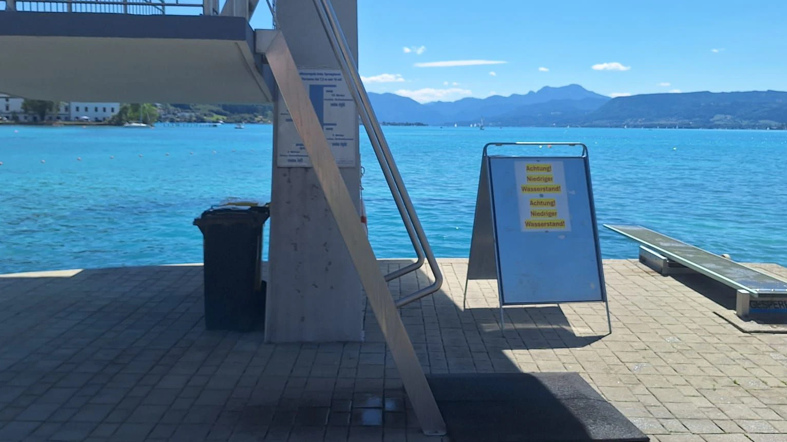 Heute.at - Warnschilder am Attersee – Wasserstand immer niedriger