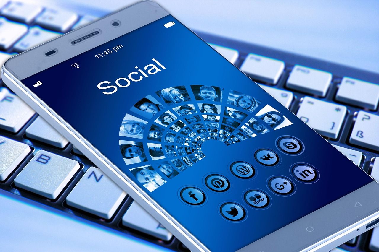 Handy mit Social-Media-Apps