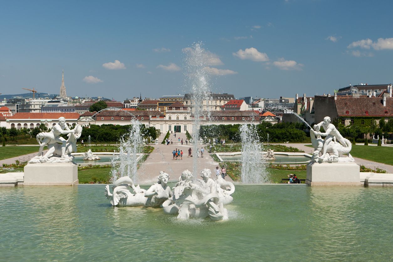 Auch wenn es verlockend wirkt: Die Wiener Springbrunnen (wie hier vor dem Belvedere) sind zwar verlockend, sollten aber nicht als Hundepool verwendet werden. 