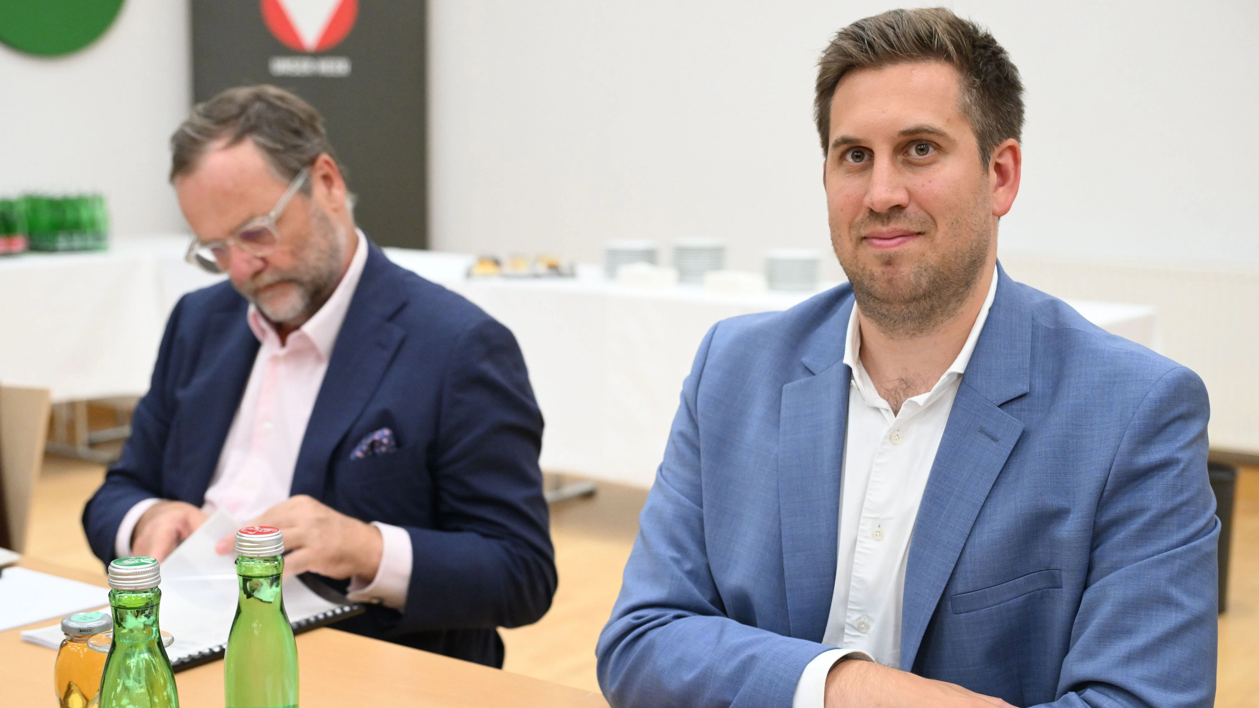 VP-Digitalisierungsstaatssekretär Alexander Pröll (re.) beim Sommerministerrat. Neos-Statssekretär Sepp Schellhorn schwer beschäftigt.