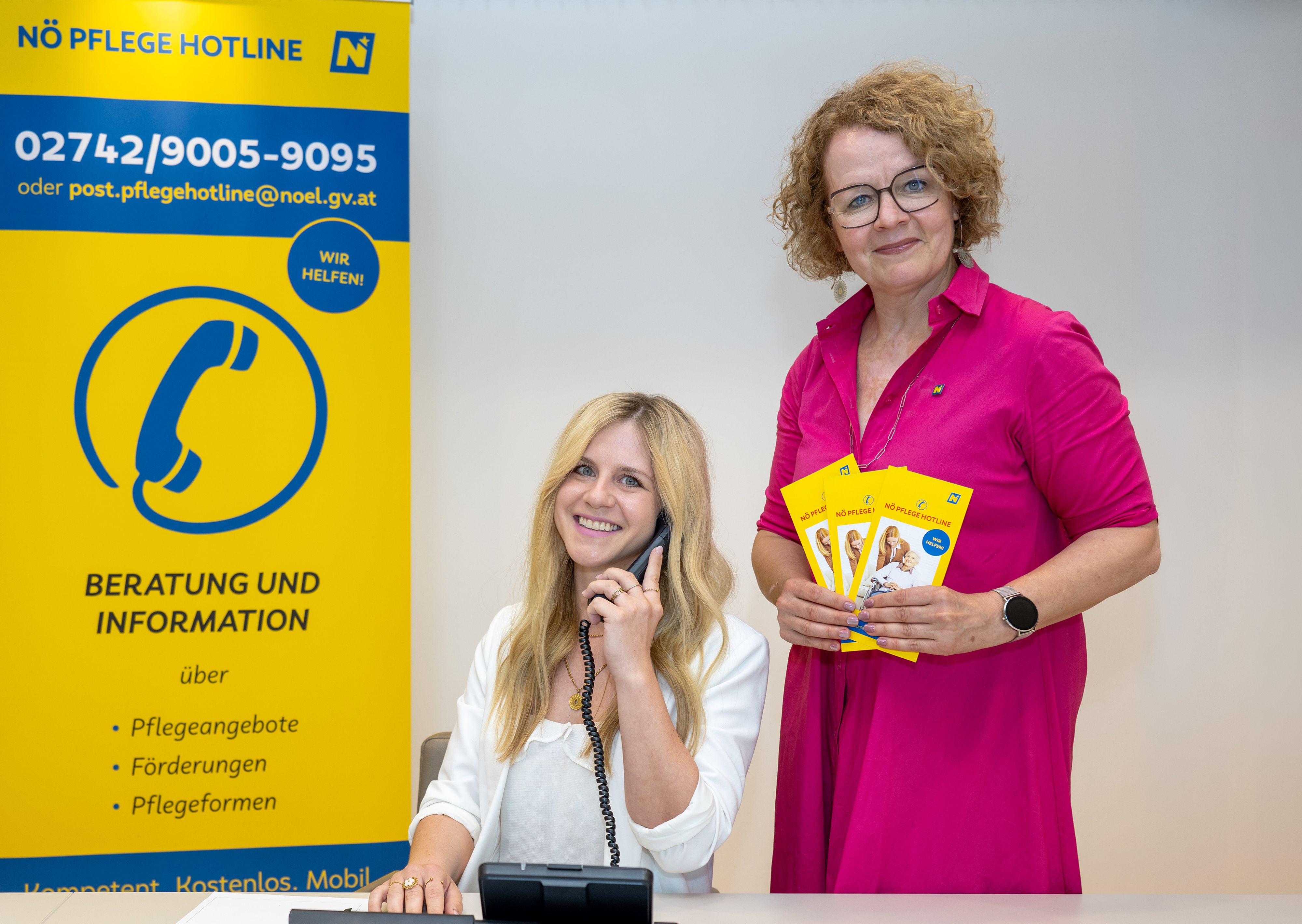 Ines Frank von der Pflegehotline und Sozial-Landesrätin Christiane Teschl-Hofmeister (v.l.)