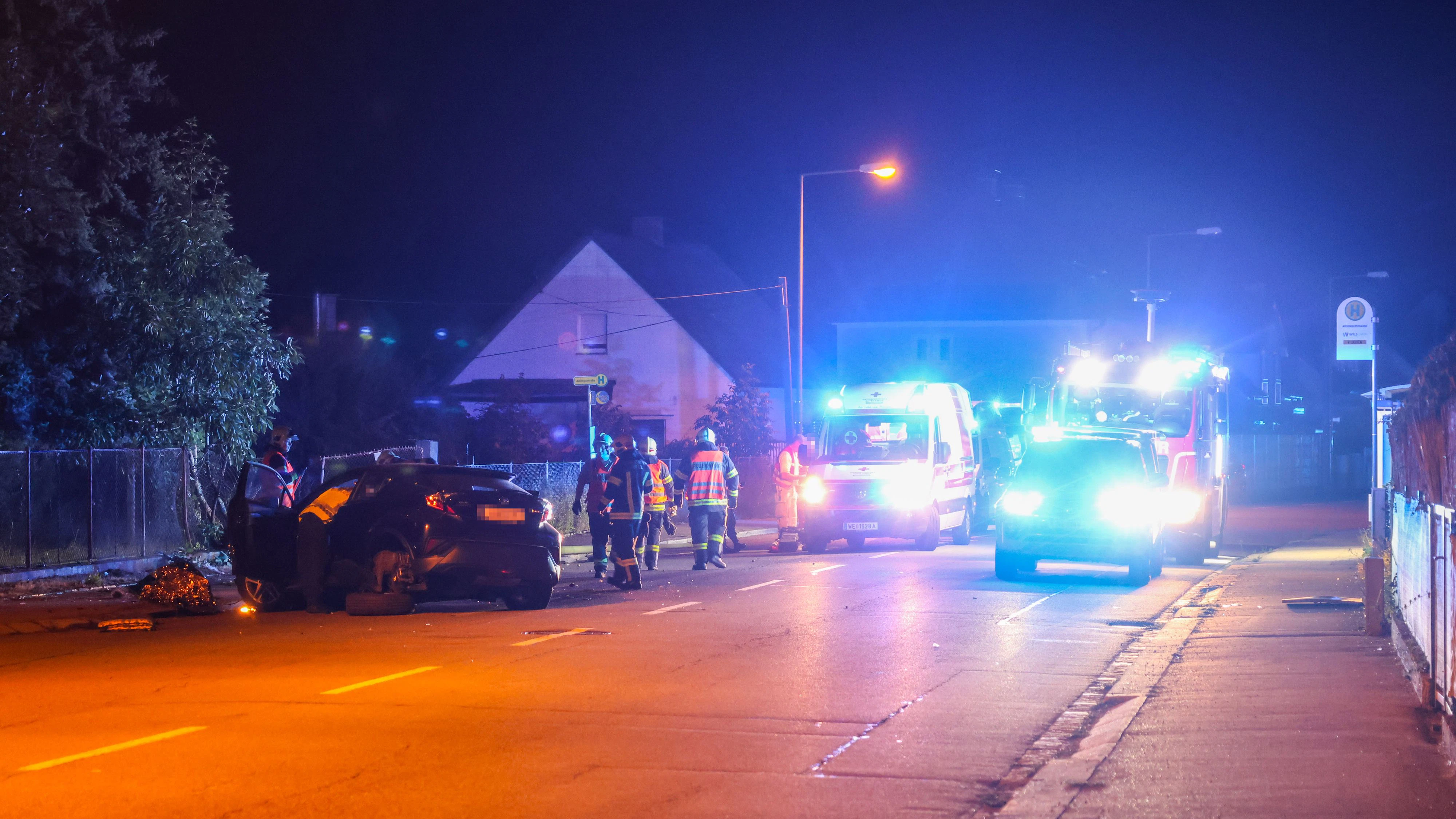 Heute.at - Auto kracht gegen Gartenzaun und reißt Laterne um
