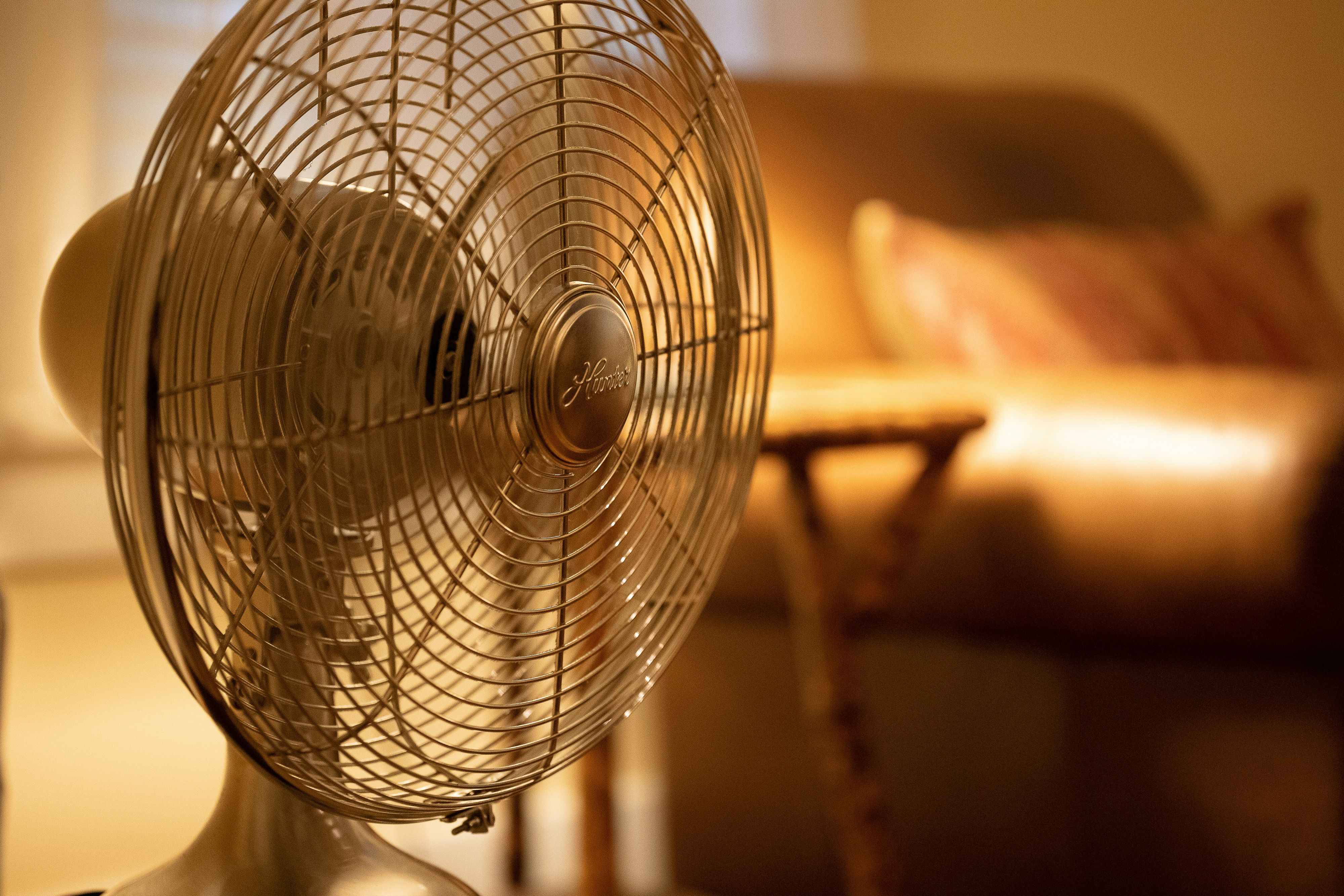 An heißen Sommertagen reicht ein Ventilator oft nicht mehr aus.