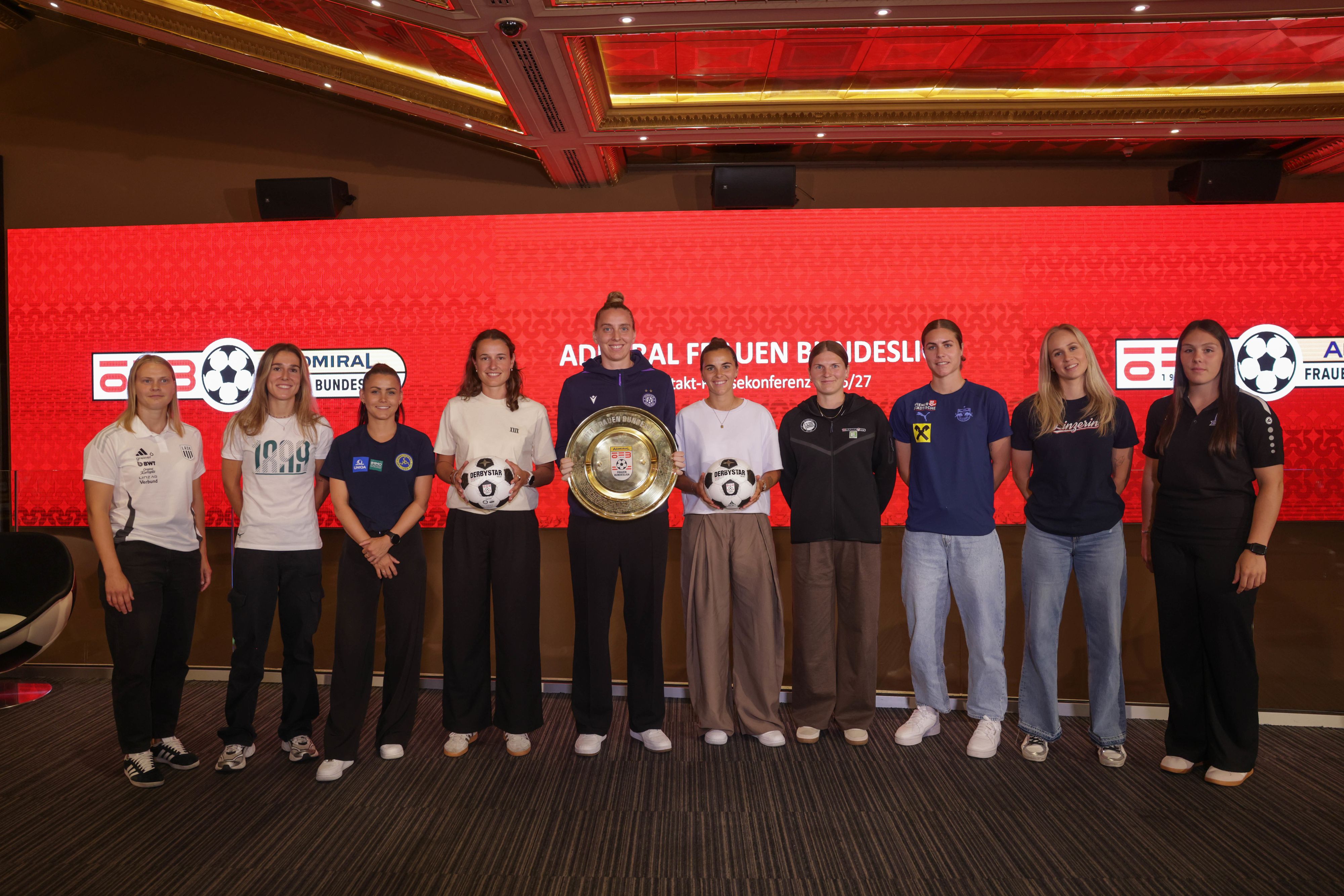 Katharina Schiechtl von Double-Sieger Austria, flankiert von den Kapitäninnen der neun anderen Bundesliga-Vereinen.