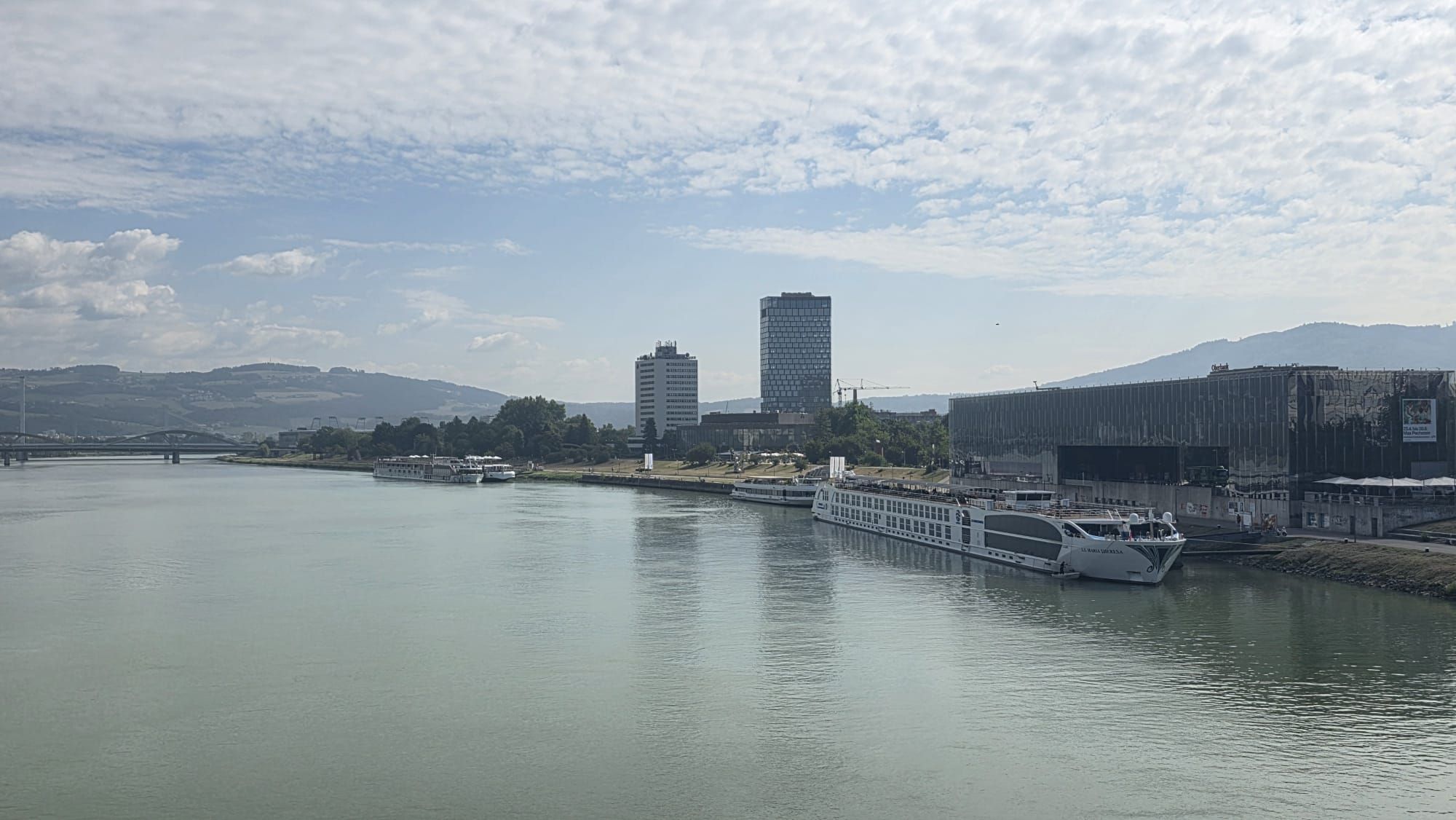 In Linz liegen derzeit gleich mehrere Kreuzfahrtschiffe, weil sie nicht weiterkönnen.