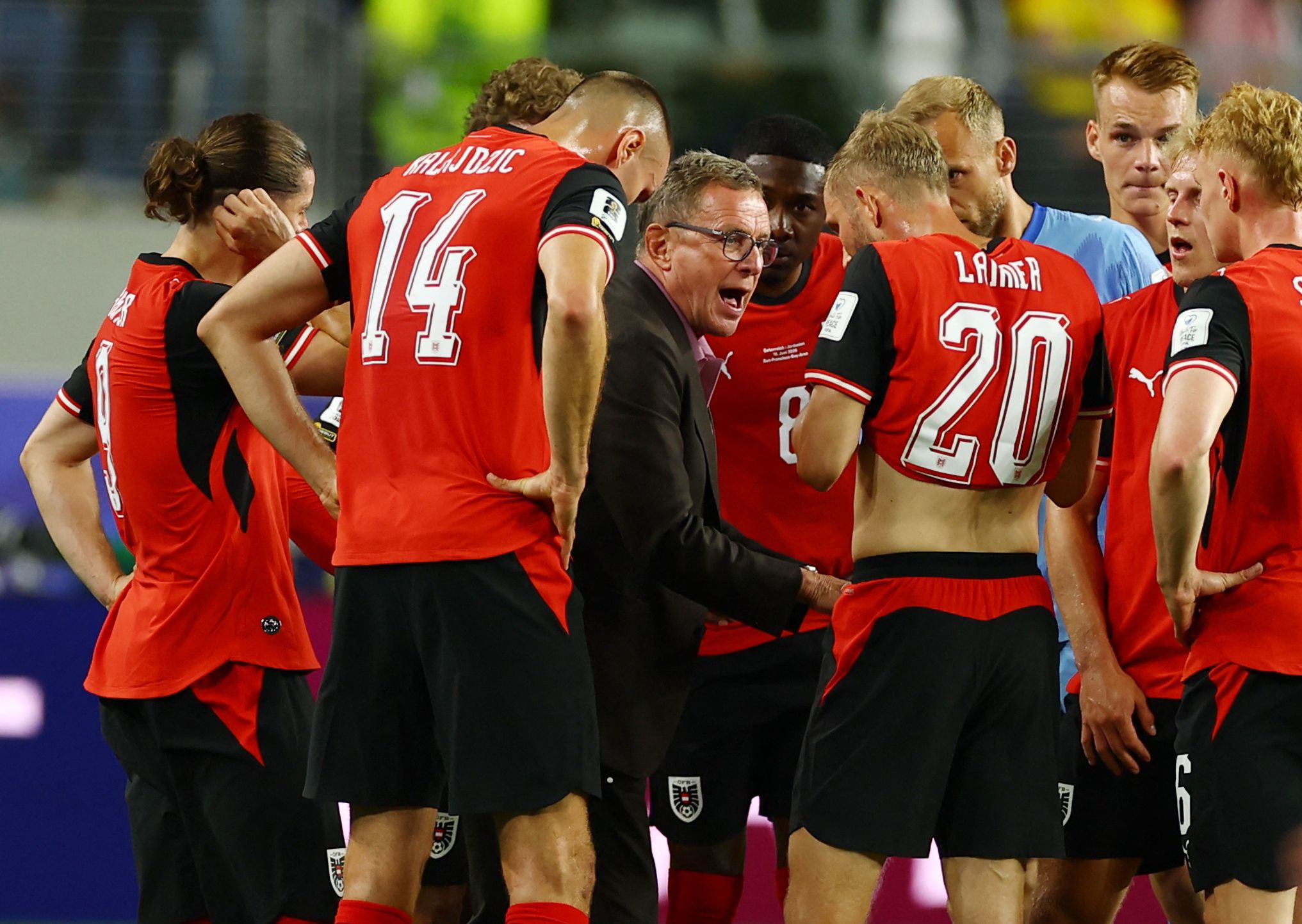 Teamchef Ralf Rangnick bei der WM mit seinen Spielern.