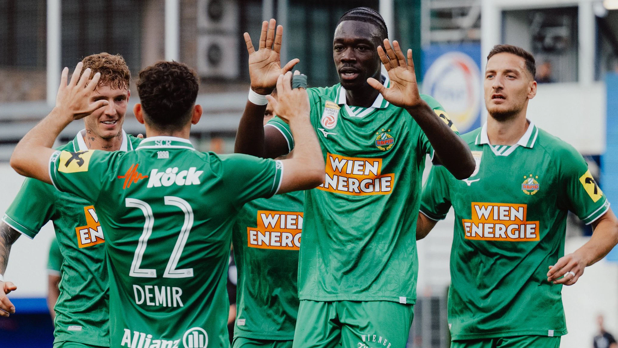 Heute.at - Rapid hat kranken Rasen und erwartet wilden August