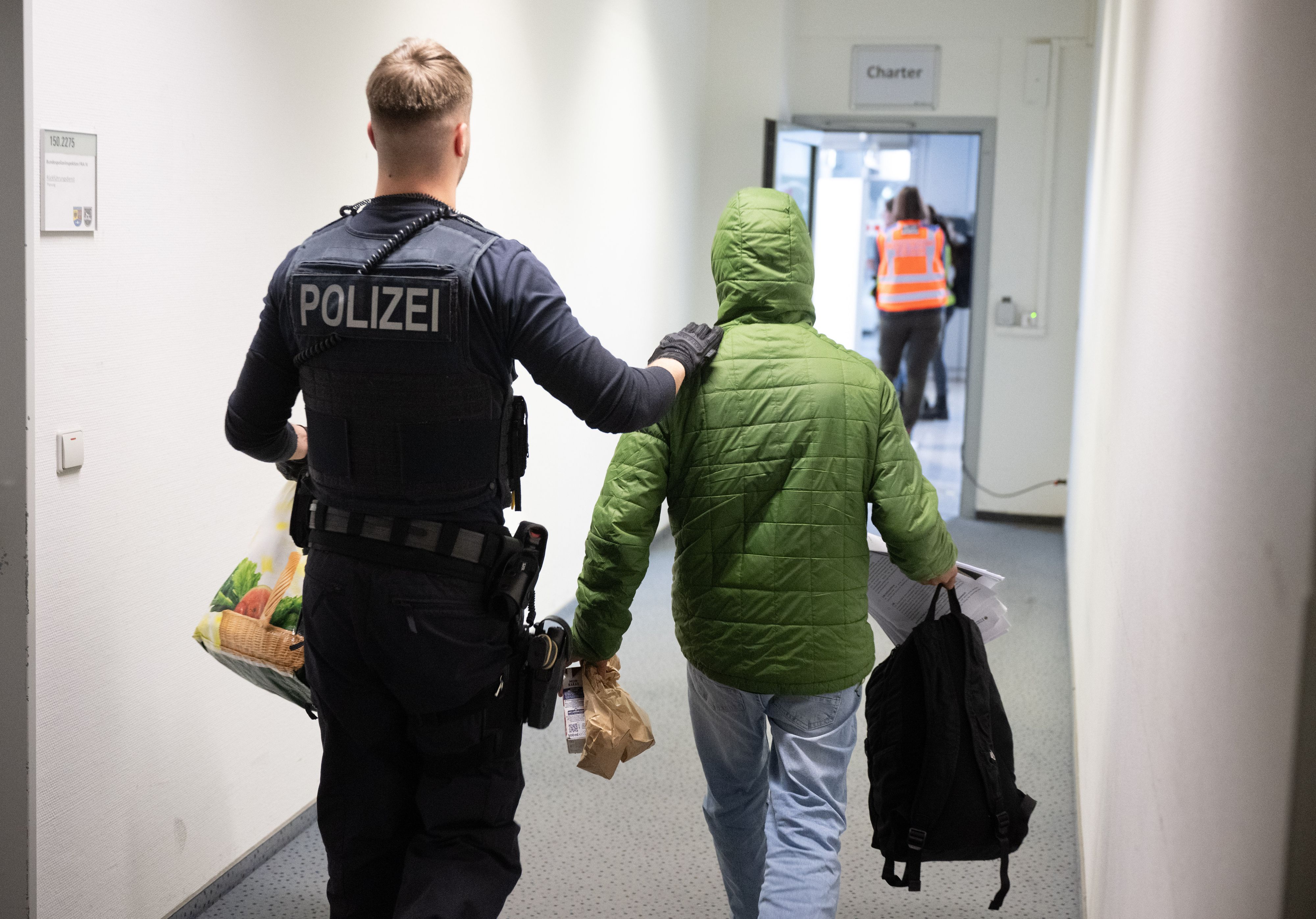 Heute.at - Vorbestrafter Flüchtling narrt Behörden, taucht unter