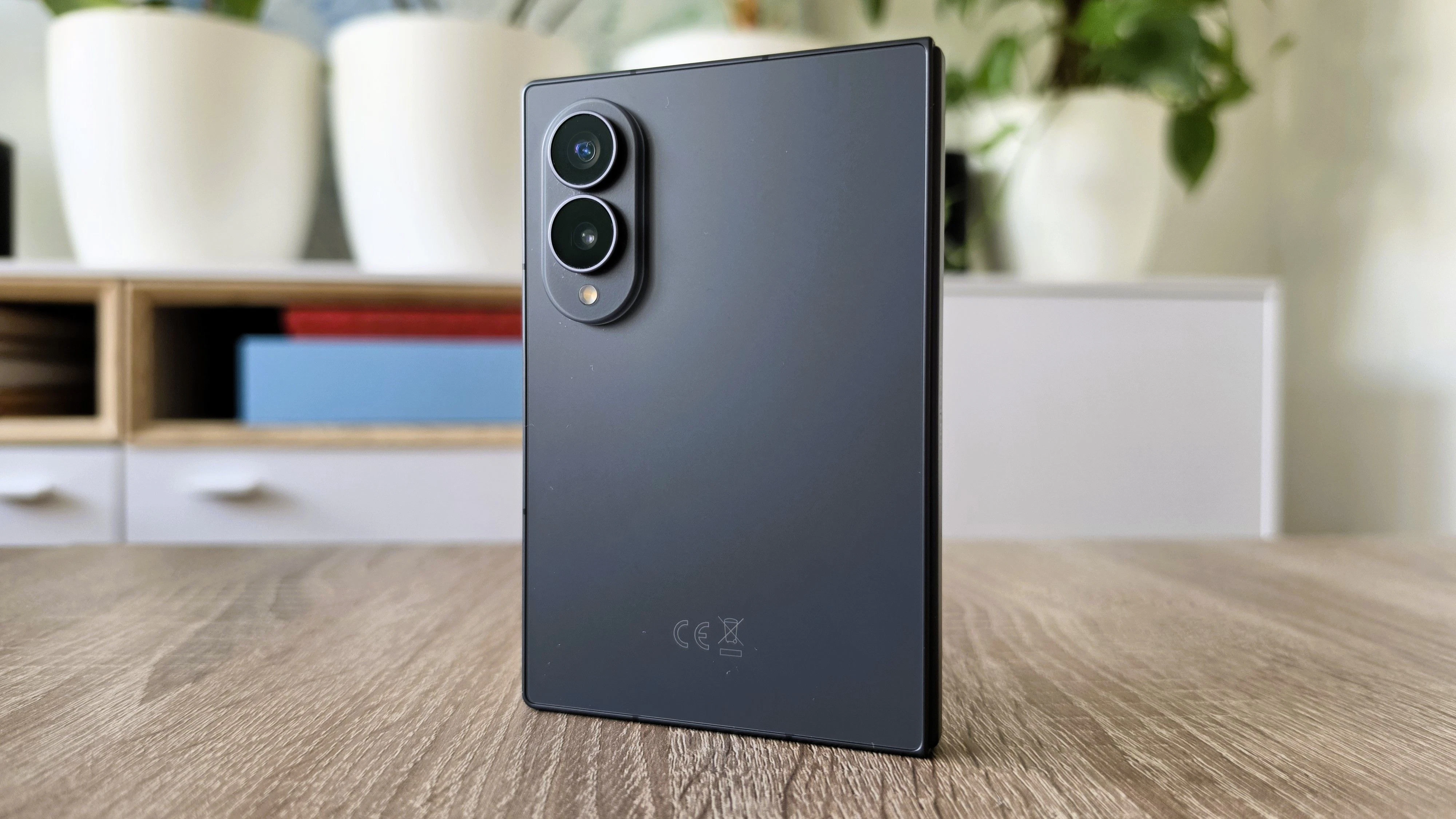 Auf der Rückseite arbeitet eine Dual-Kamera – 50-Megapixel-Weitwinkelkamera und 50-Megapixel-Ultraweitwinkelkamera.