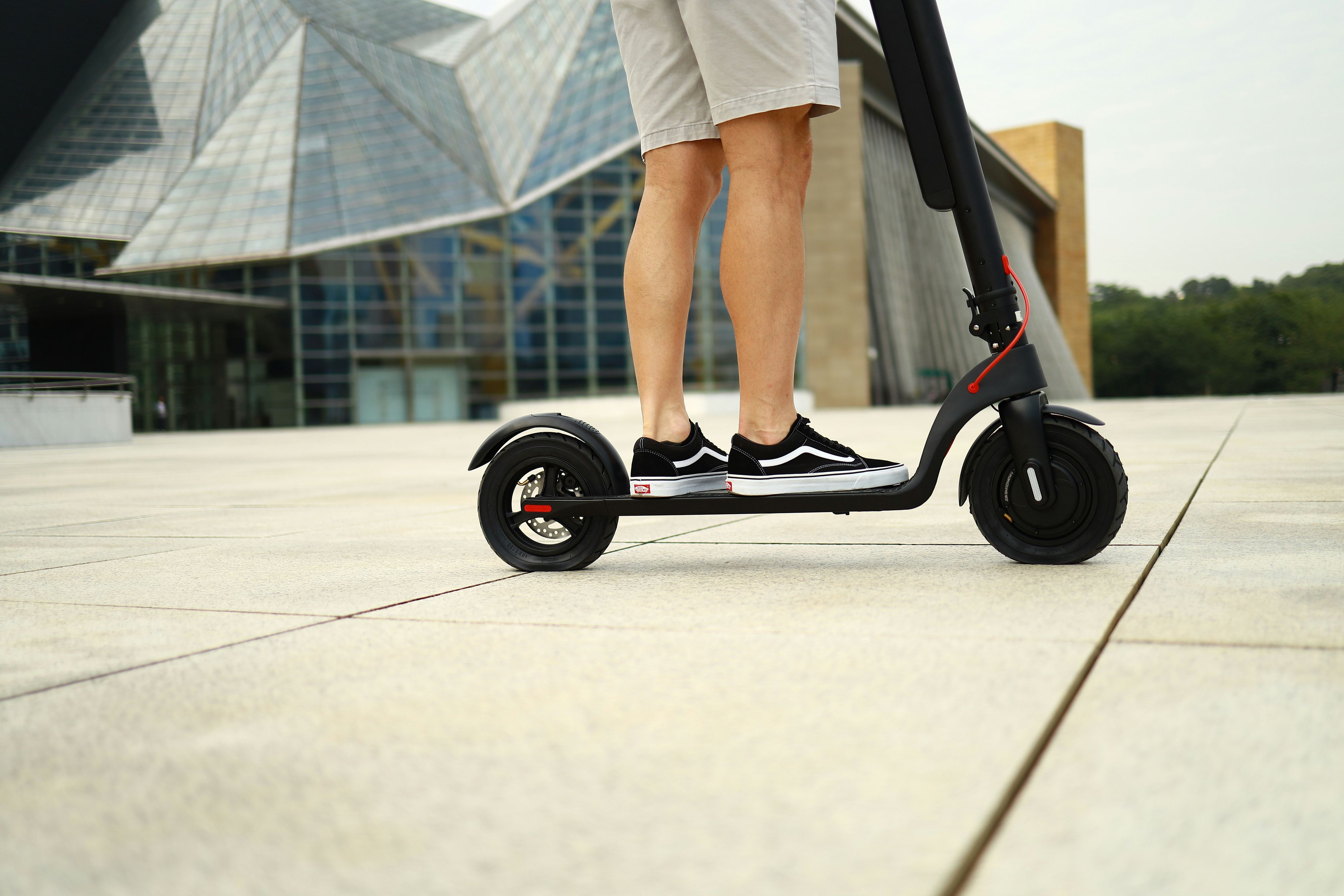 10 von 10 vom ÖAMTC getesteten E-Scooter waren illegal - und im Handel ganz normal zu kaufen.