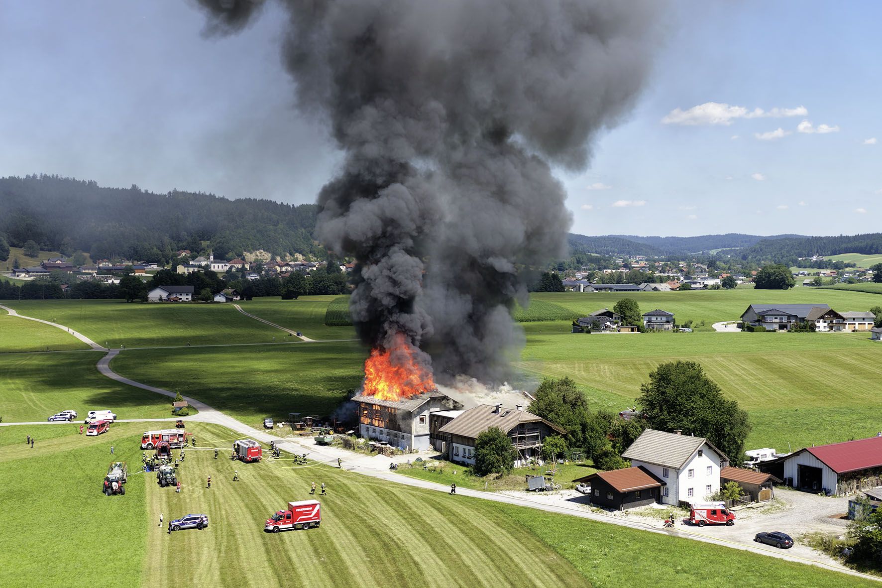Das landwirtschaftliche Anwesen brannte am Dienstagnachmittag in Lengau komplett ab.