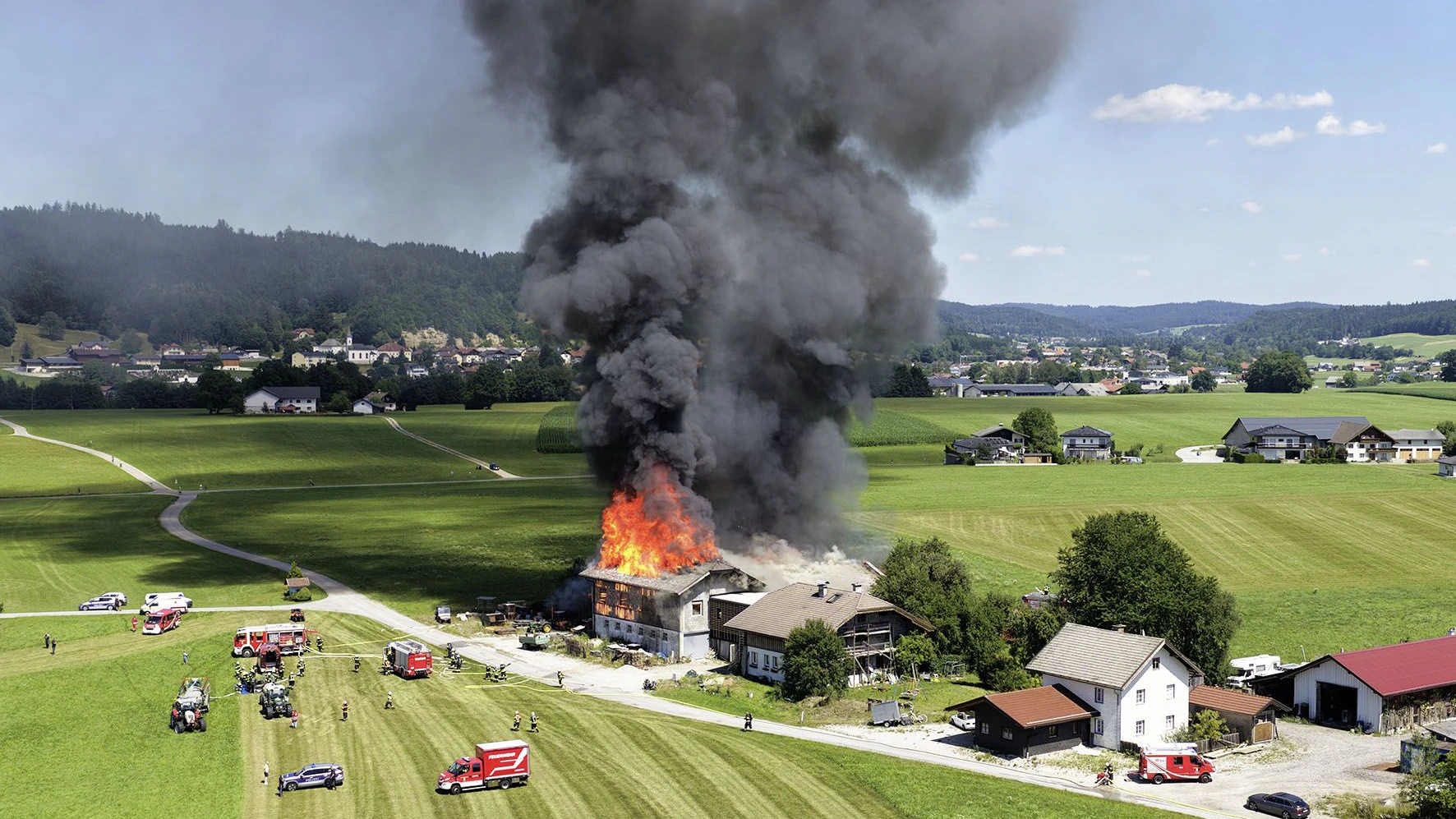 Heute.at - Schwarze Rauchsäule! Großeinsatz bei Feuerinferno