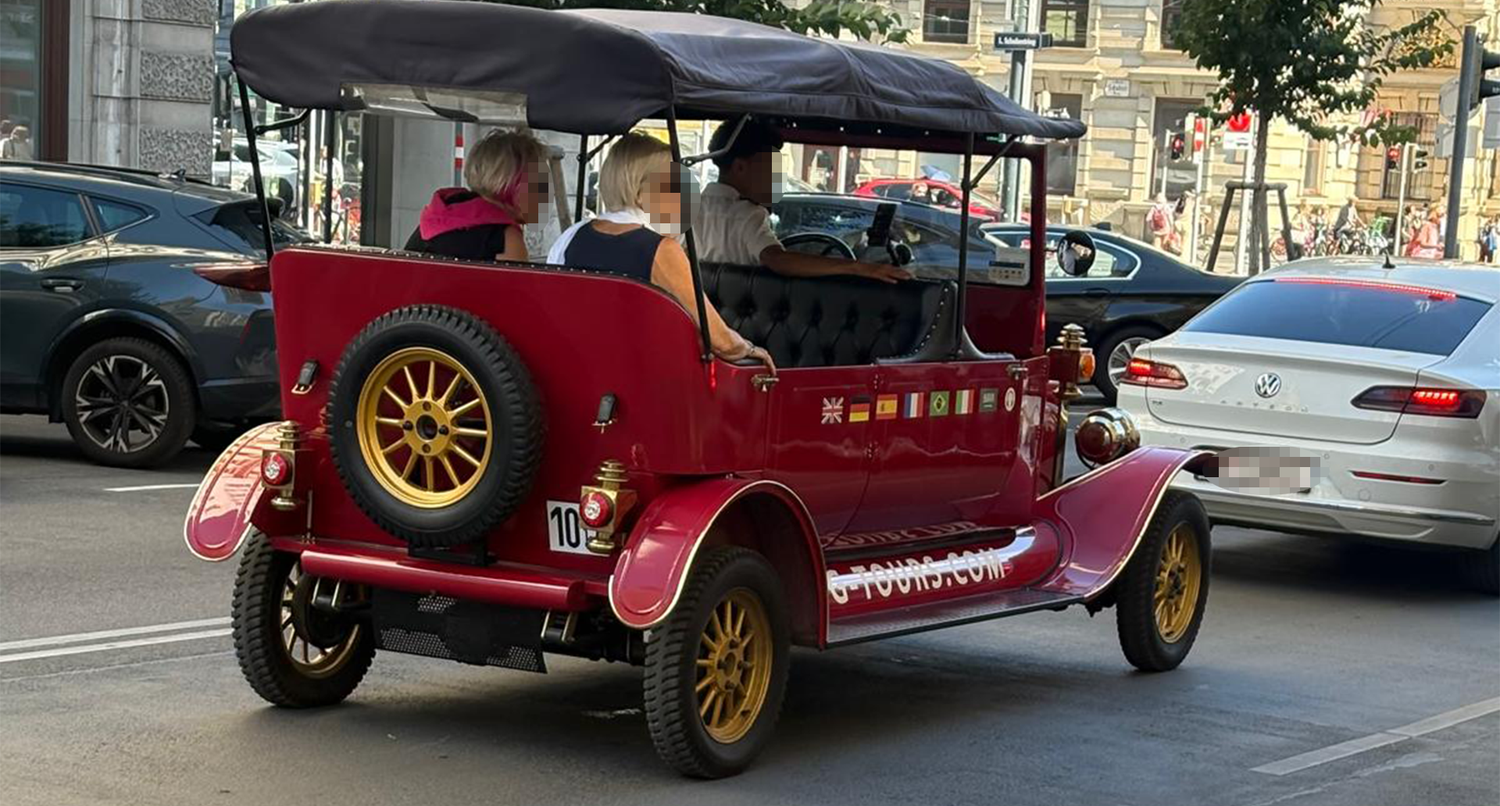 Bei Touristen beliebt, von Autofahrern gehasst: die E-Oldtimer in der Wiener City.