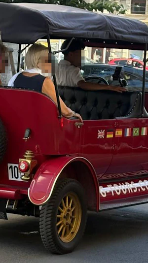 E-Oldtimer sorgen in Wien für Ärger: Langsame E-Busse blockieren Verkehr, bringen Touristen durch die City und lösen hitzige Debatten aus.