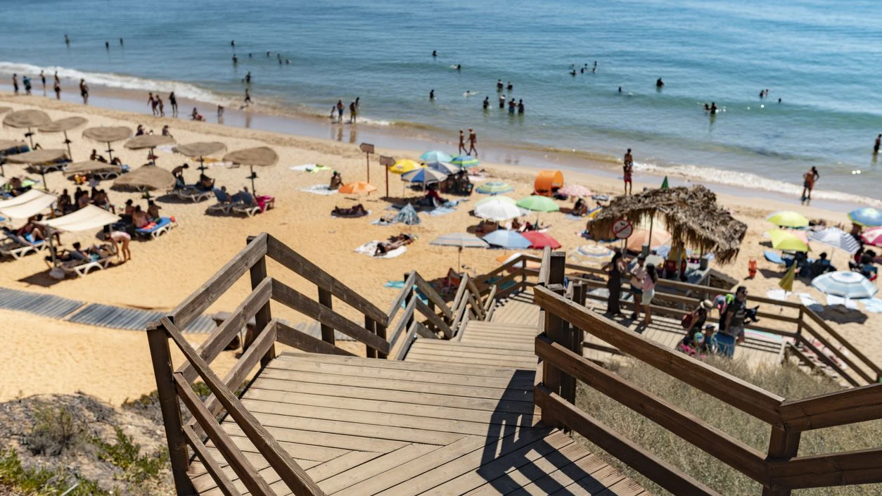 Heute.at - Sonnenschirm-Zoff – Portugal trennt den Strand