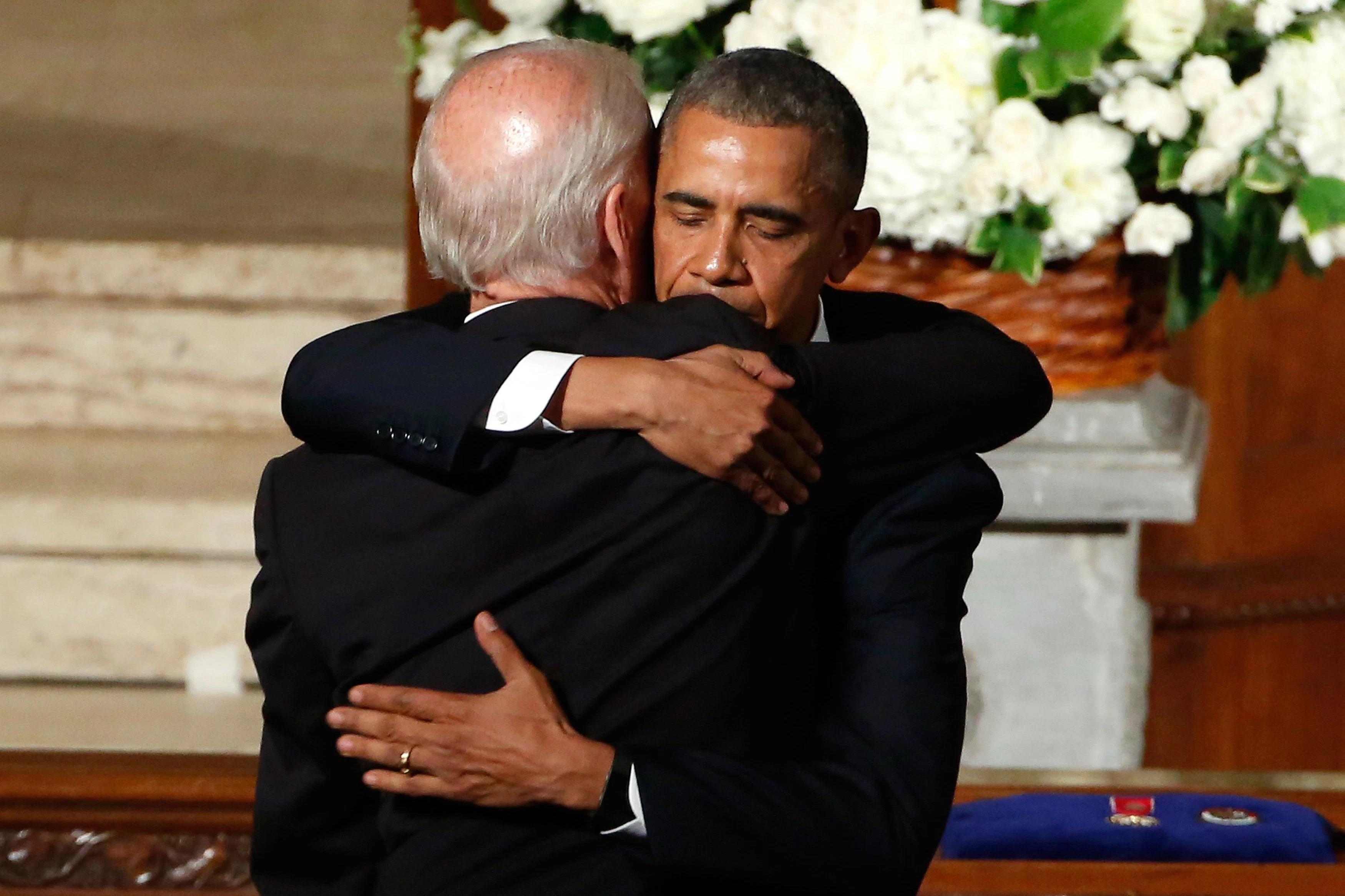 Emotionaler Moment: Barack Obama umarmt seinen Vize Joe Biden bei der Trauerfeier für dessen Sohn Beau im Juni 2015