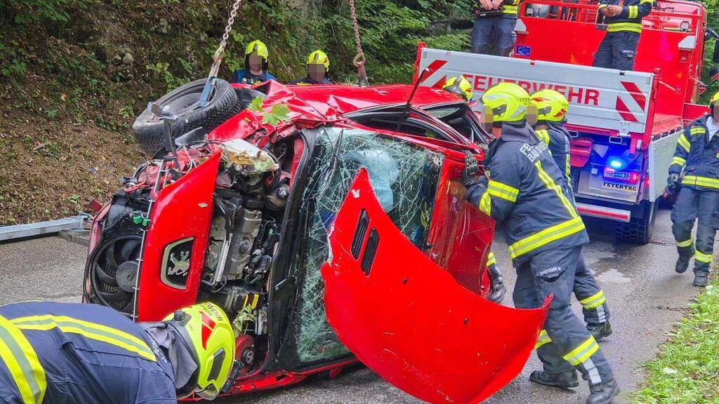 Die Feuerwehr barg den Pkw aus dem Bachbett.