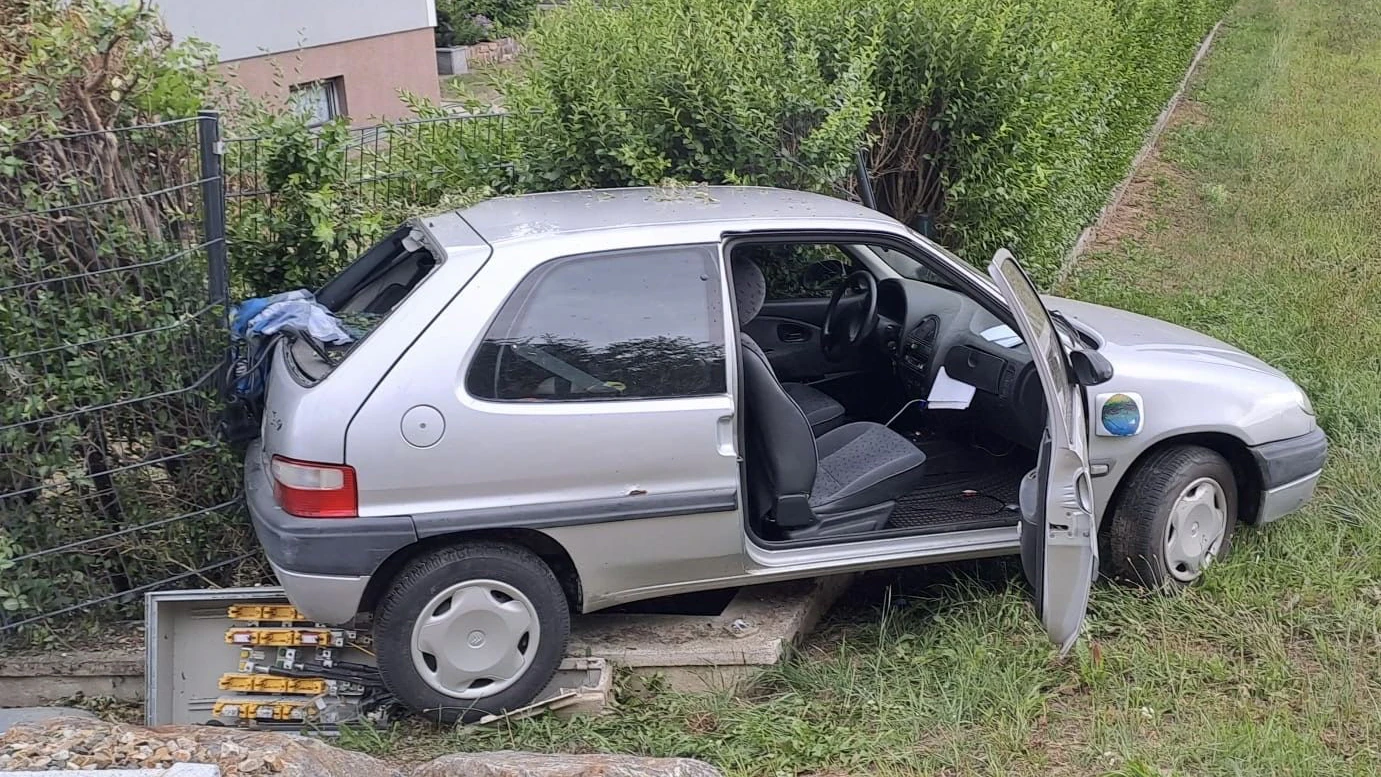 Heute.at - Auto landet auf Stromkasten – Feuerwehr muss warten