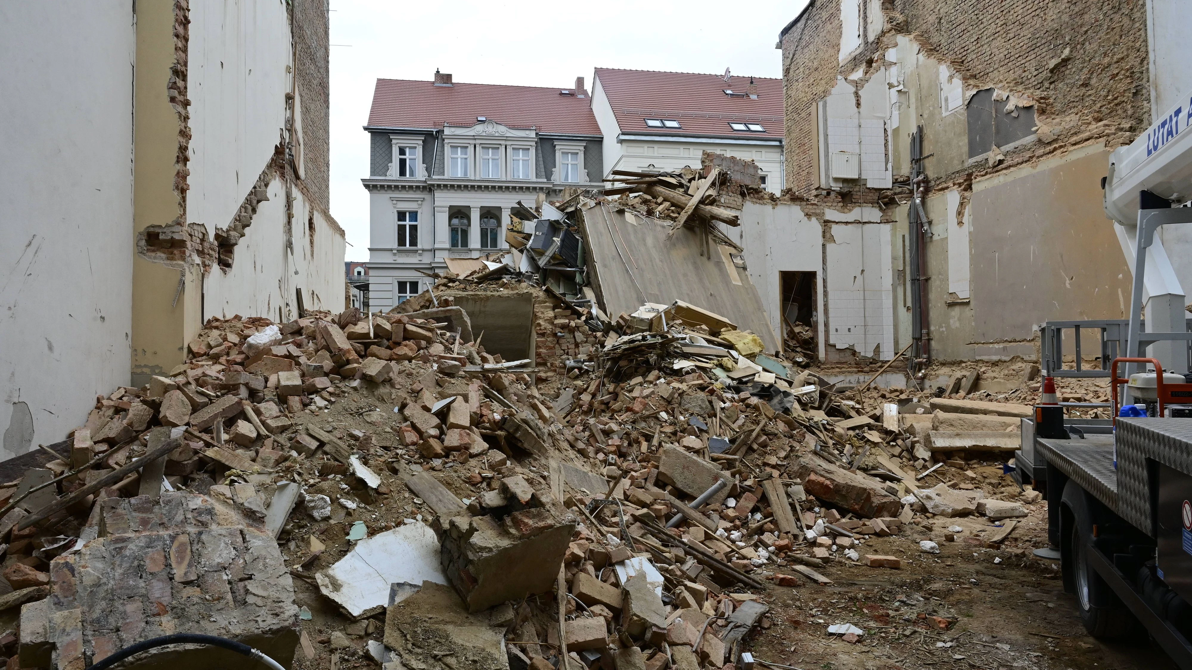 Heute.at - Drei Tote nach Hauseinsturz – jetzt folgen Haftbefehle
