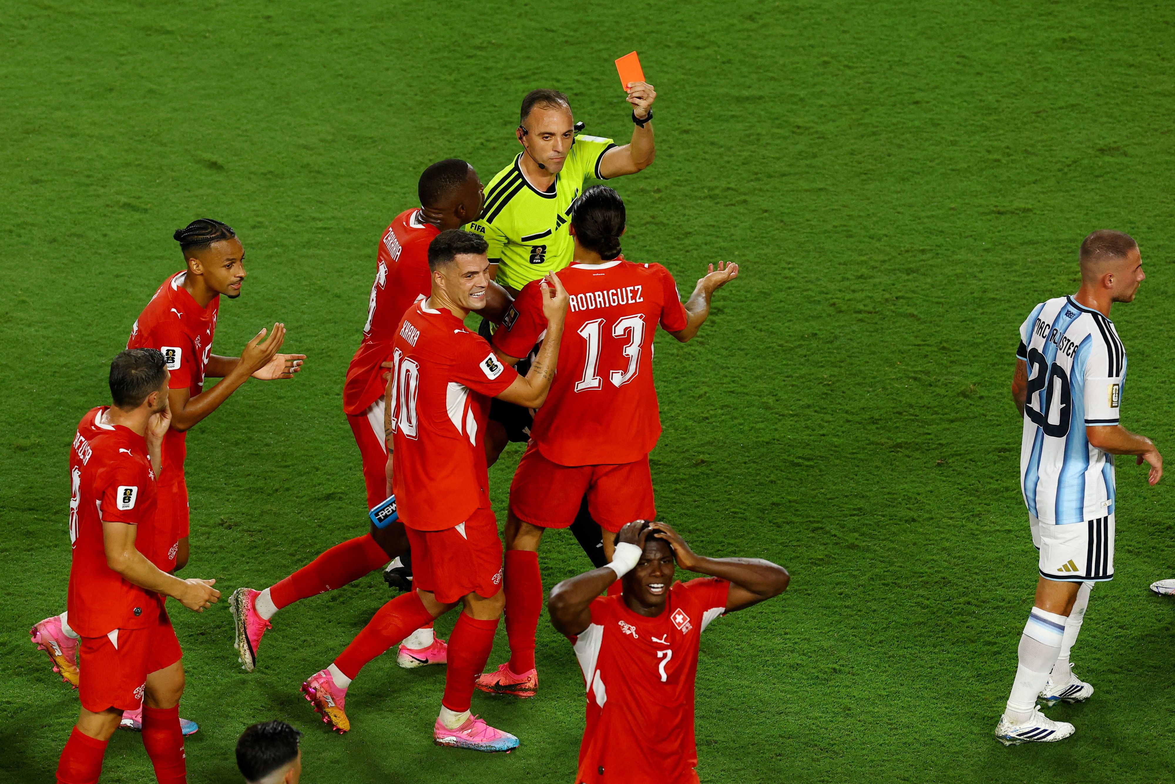Der Schweizer Breel Embolo hat bei der WM die Gelb-Rote Karte nach einem VAR-Eingriff gesehen. 