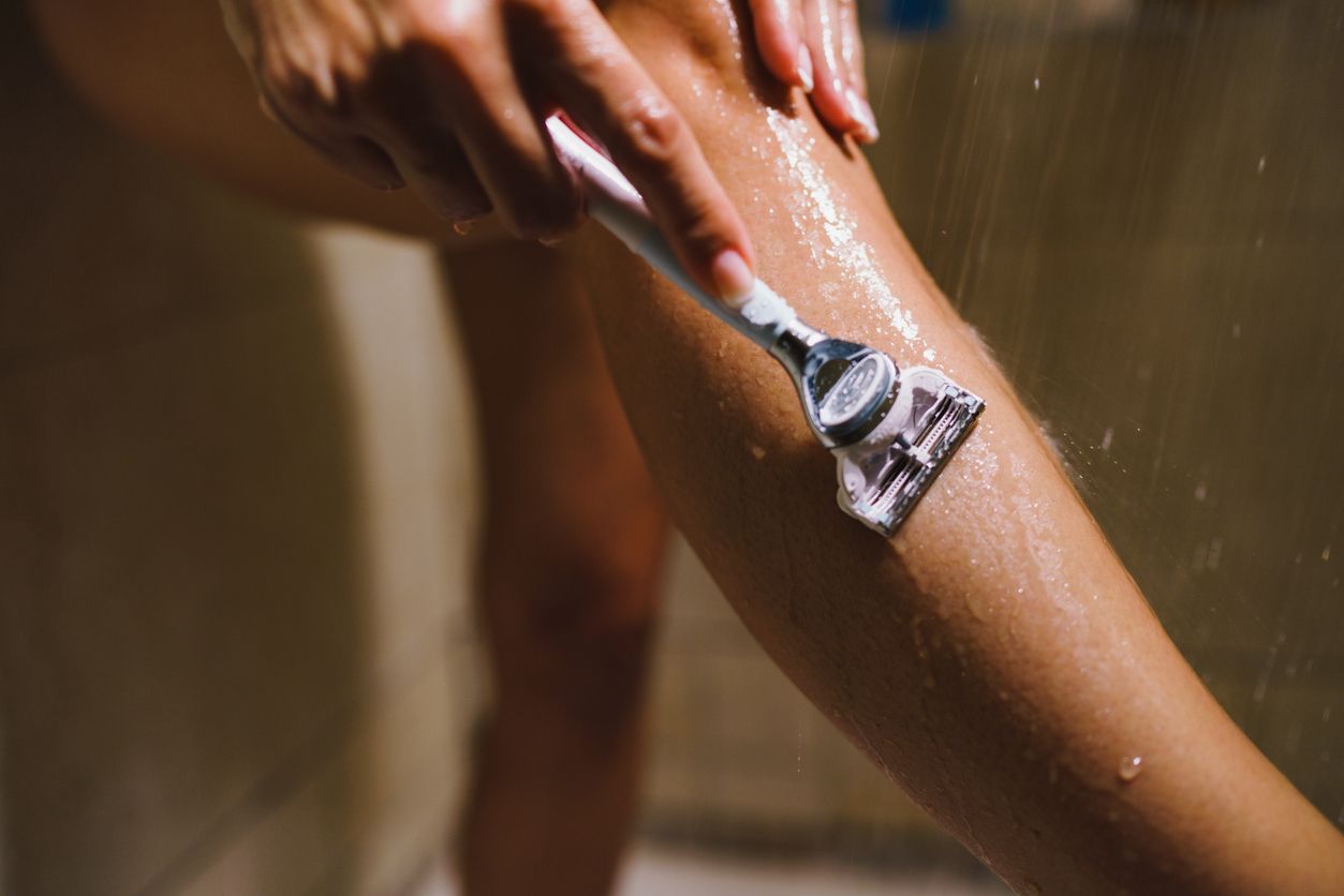 Erdbeerbeine sind harmlos – mit der richtigen Pflege und Rasur lässt sich das Hautbild laut Dermatologin Dr. med. Patricia Blecher-Theurer sichtbar verbessern.