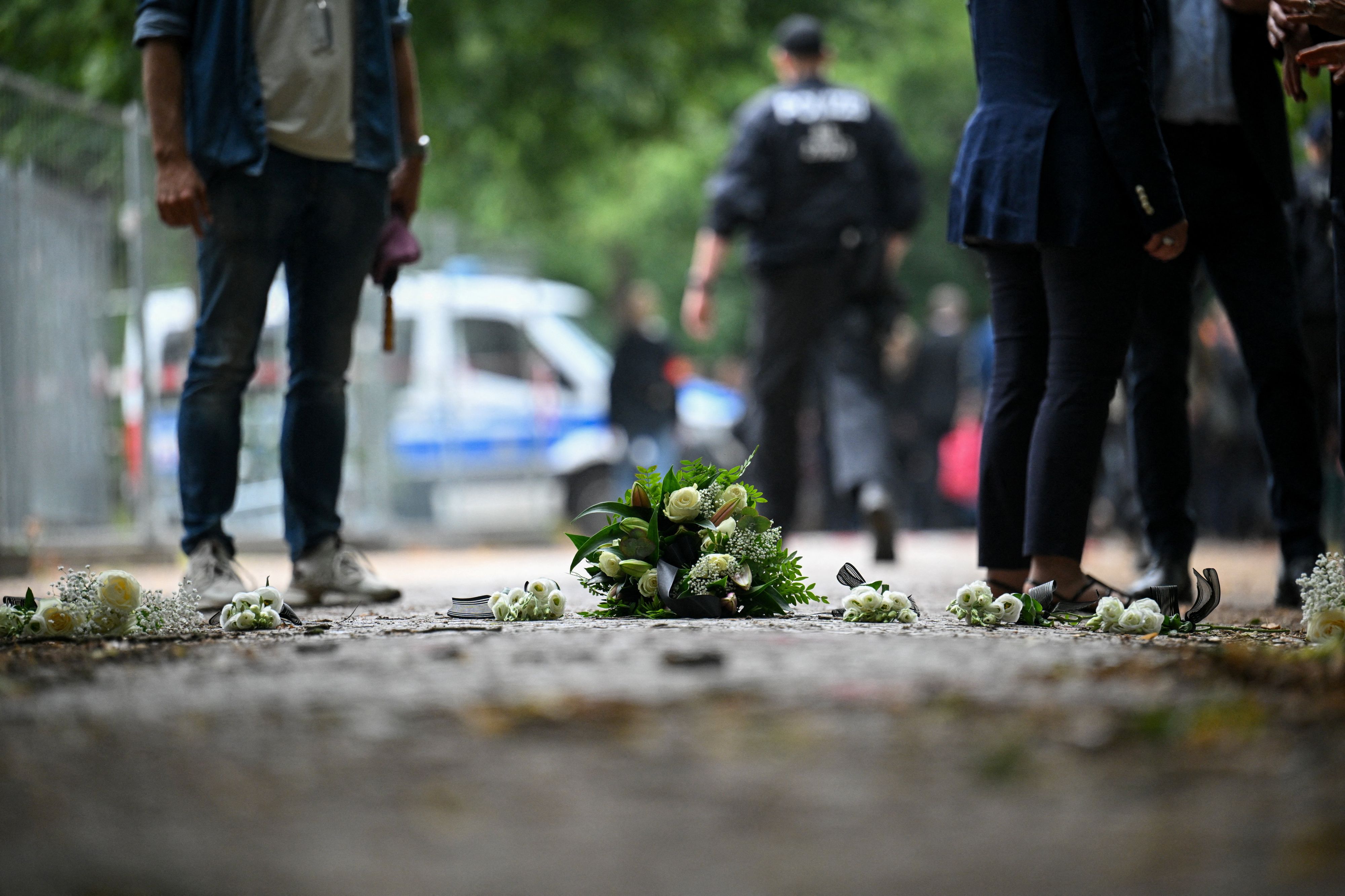 Beim mutmaßlich islamistisch motivierten Anschlag auf den CSD in Berlin war ein 21-Jähriger mit dem Auto im Tiergarten in eine Menschenmenge gefahren und hat weitere Opfer mit einer Stichwaffe attackiert. 