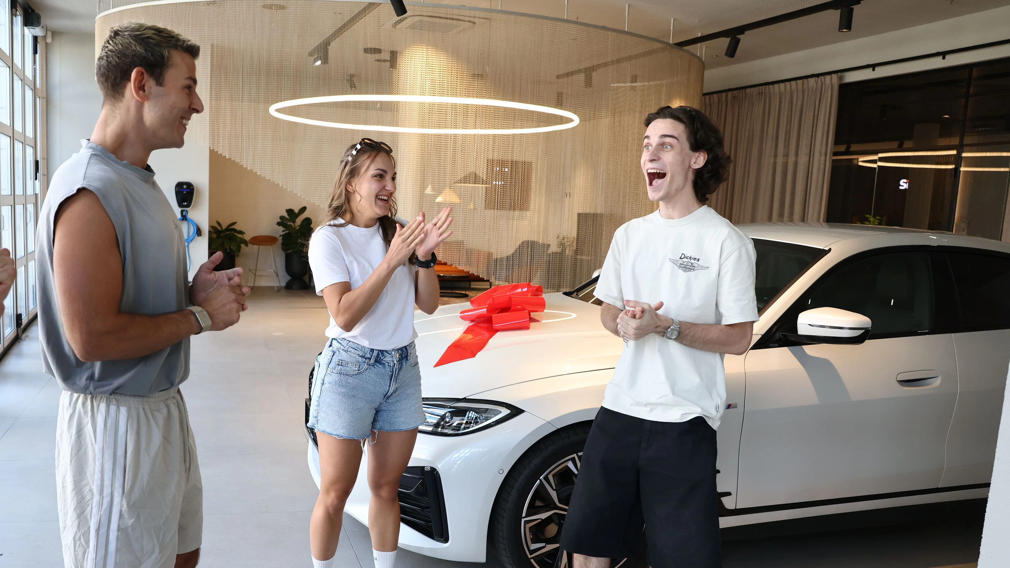 Heute.at - 150.000-Euro-Autos: Wiener jubeln über neue BMW