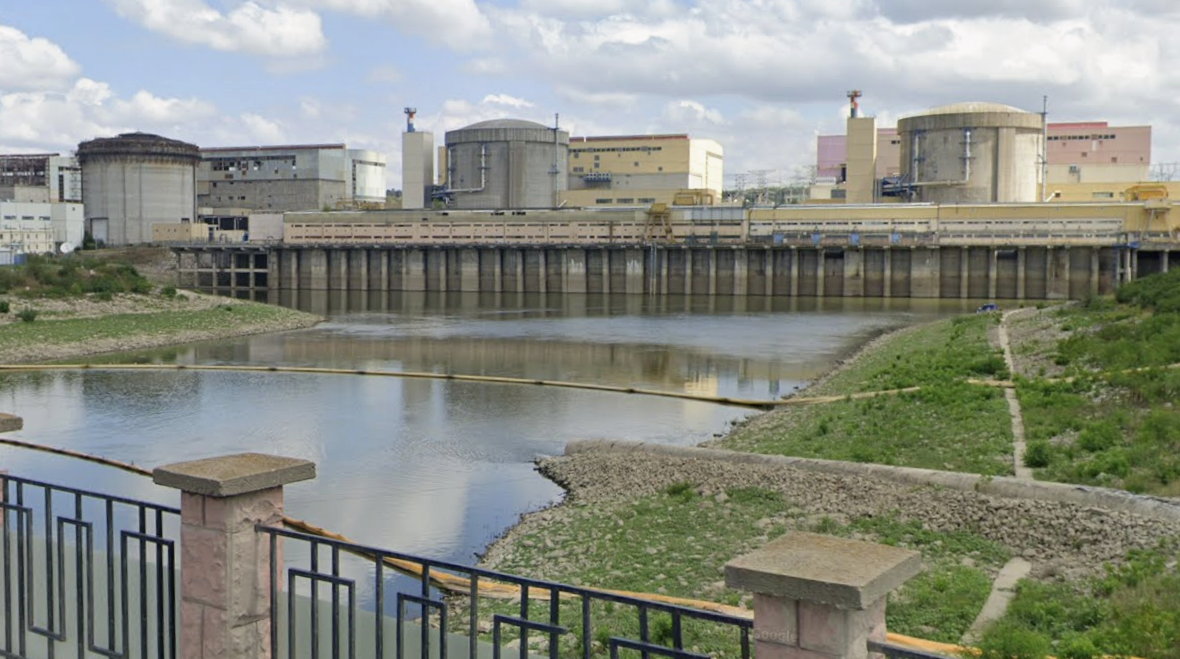Das Kernkraftwerk Cernavodă ist das erste und einzige Kernkraftwerk Rumäniens. Als Kühlwasser wird das Wasser der Donau verwendet. Die beiden Reaktorblöcke (Inbetriebnahme 1996 bzw. 2007) haben je etwa 700 Megawatt Leistung,