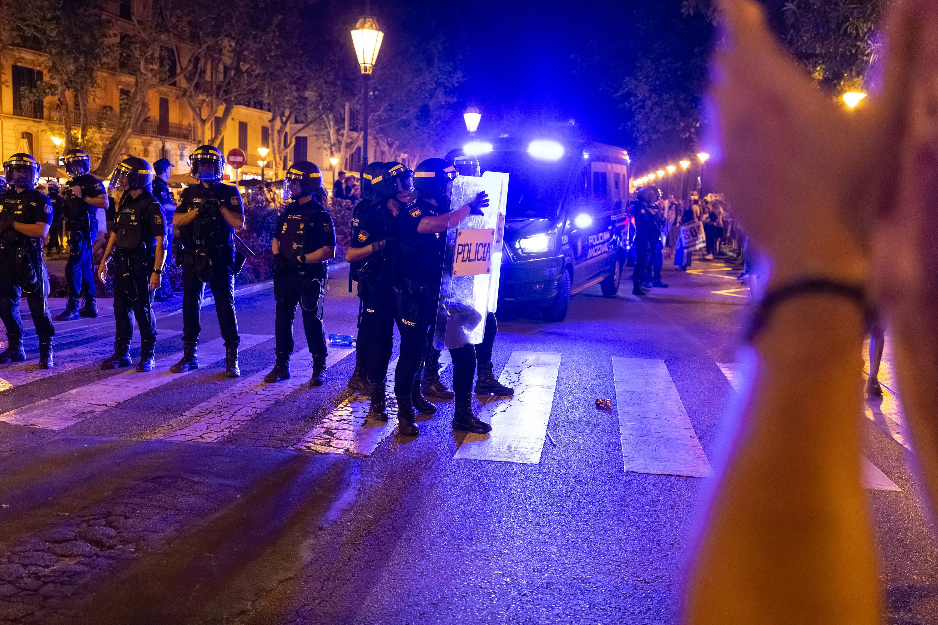 Zehntausende Menschen gingen am Sonntag auf Mallorca auf die Straßen.