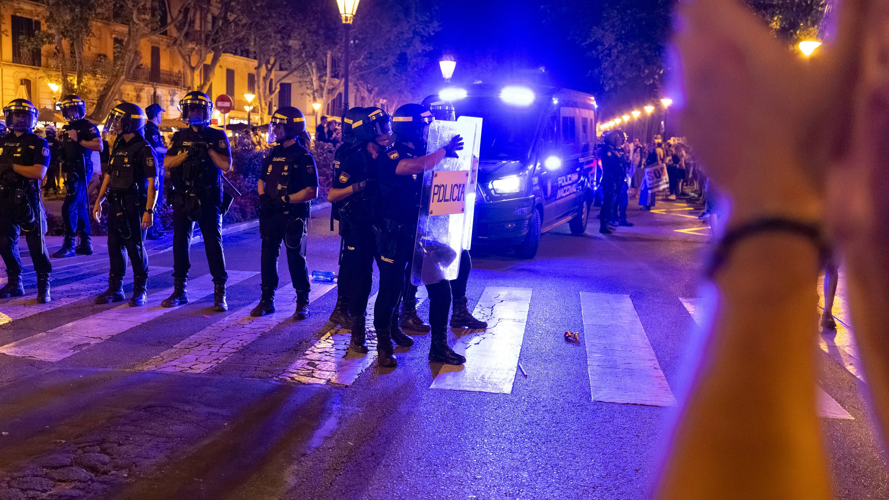 Heute.at - Geht nach Hause – Proteste auf Mallorca eskalieren