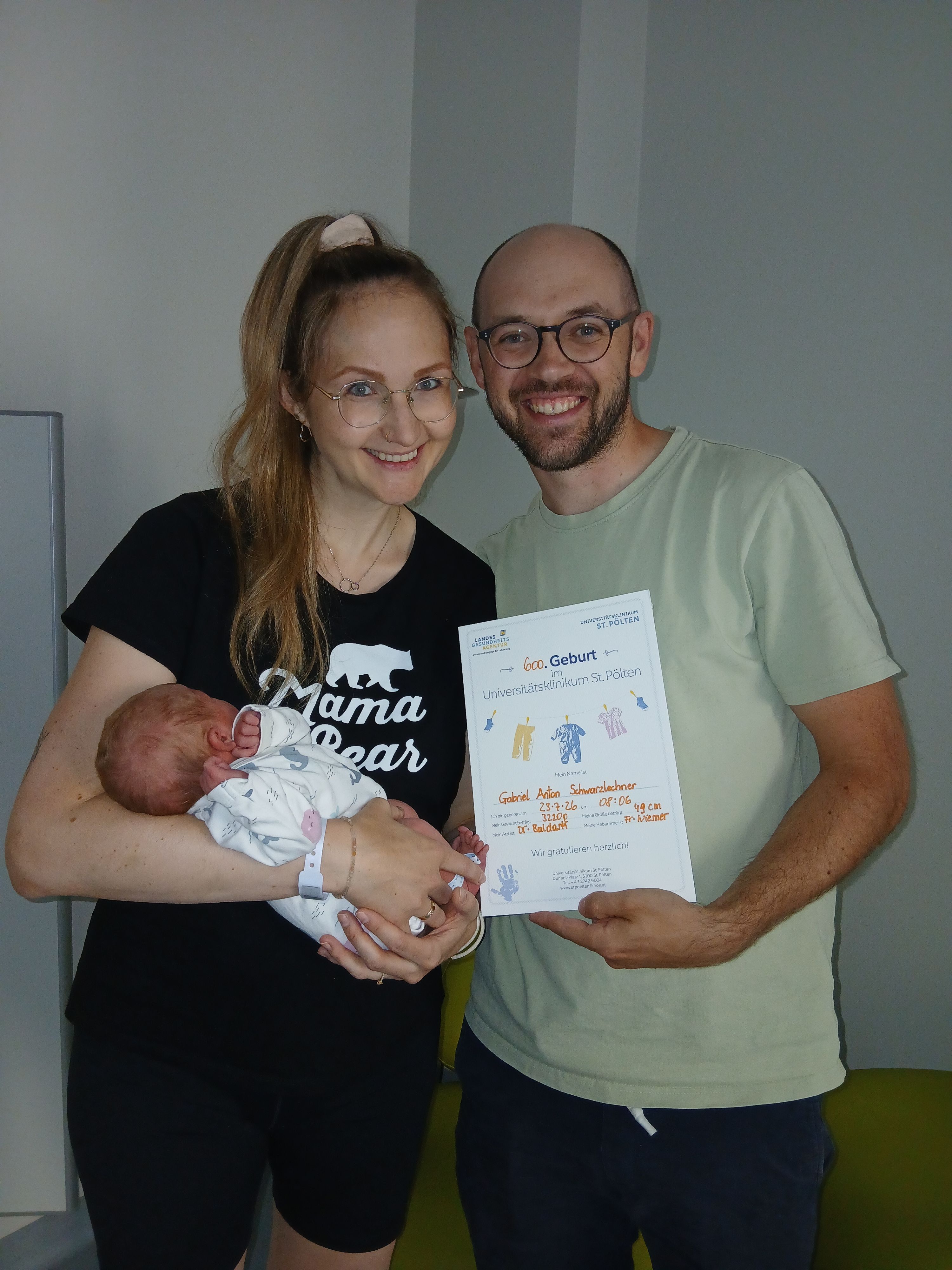 Die glücklichen Eltern Julia und Felix Schwarzlechner mit dem kleinen Gabriel.