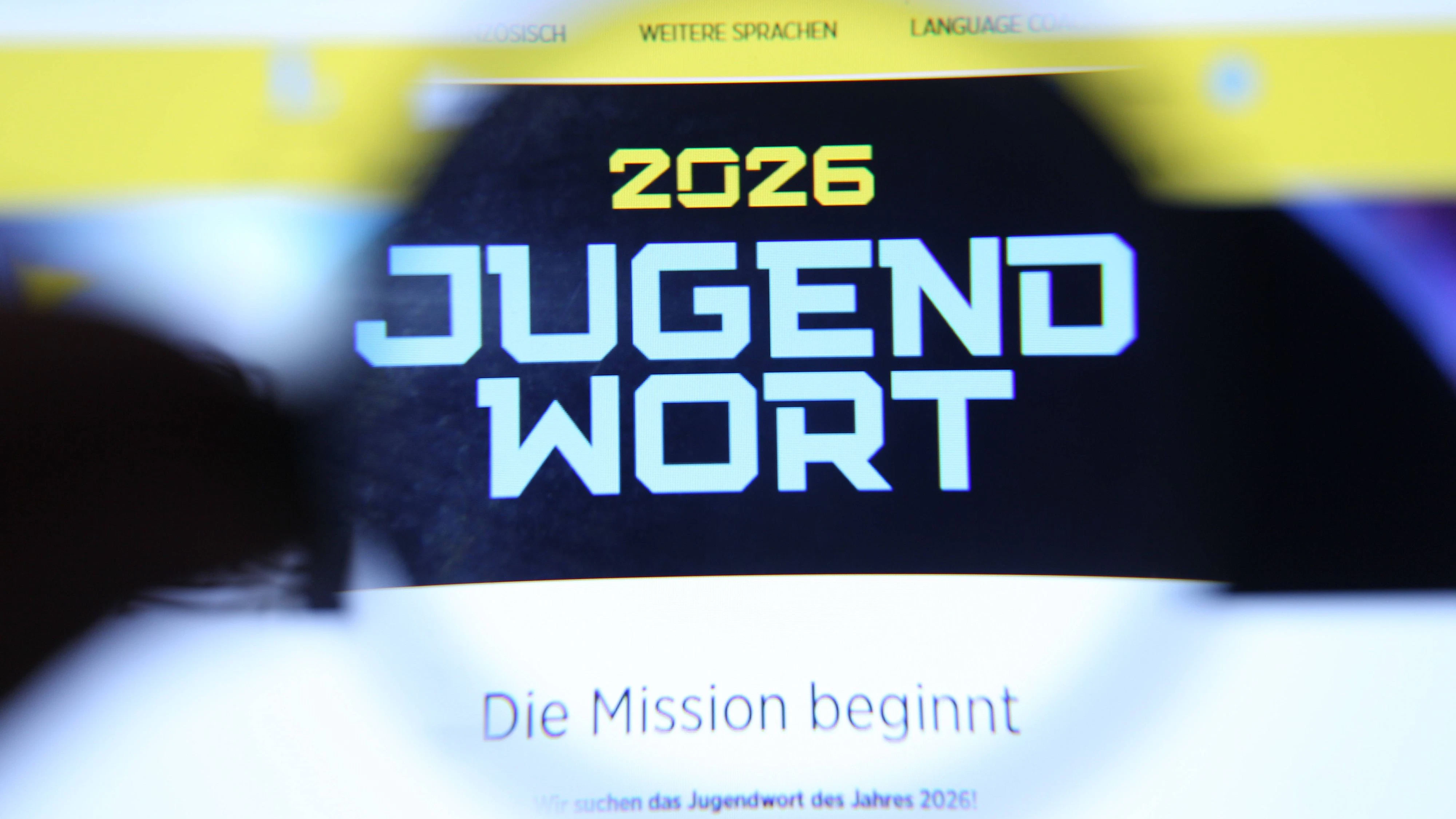 Auf einem Laptop wurde die Website vom Langenscheidt-Verlag aufgerufen. Dort ruft der Verlag dazu auf, Vorschläge zum Jugendwort des Jahres 2026 einzureichen. Symbolbild/Symbolfoto. Niendorf Hamburg *** The website of Langenscheidt Verlag was called up on a laptop There, the publisher calls for suggestions for the Youth Word of the Year 2026 Symbol image Symbol photo Niendorf Hamburg