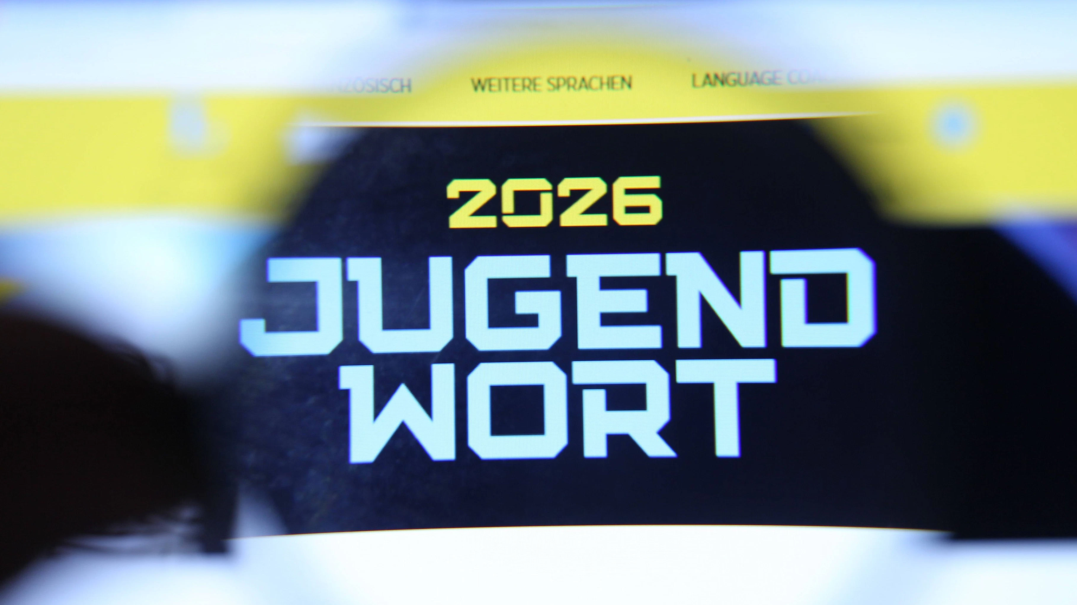 Auf einem Laptop wurde die Website vom Langenscheidt-Verlag aufgerufen. Dort ruft der Verlag dazu auf, Vorschläge zum Jugendwort des Jahres 2026 einzureichen. Symbolbild/Symbolfoto. Niendorf Hamburg *** The website of Langenscheidt Verlag was called up on a laptop There, the publisher calls for suggestions for the Youth Word of the Year 2026 Symbol image Symbol photo Niendorf Hamburg