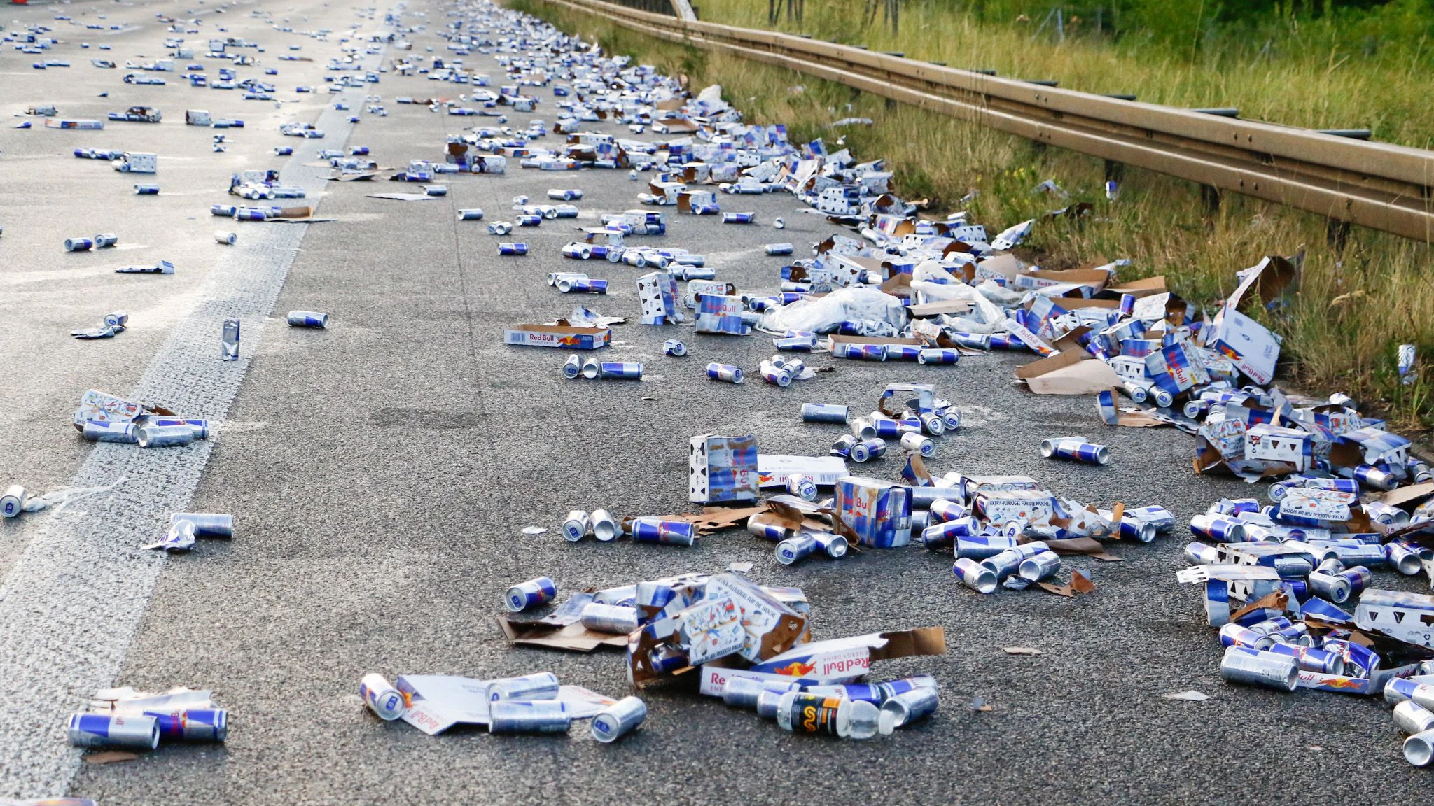 Heute.at - Energy-Dosen-Chaos! Lastwagen verliert Red-Bull-Ladung