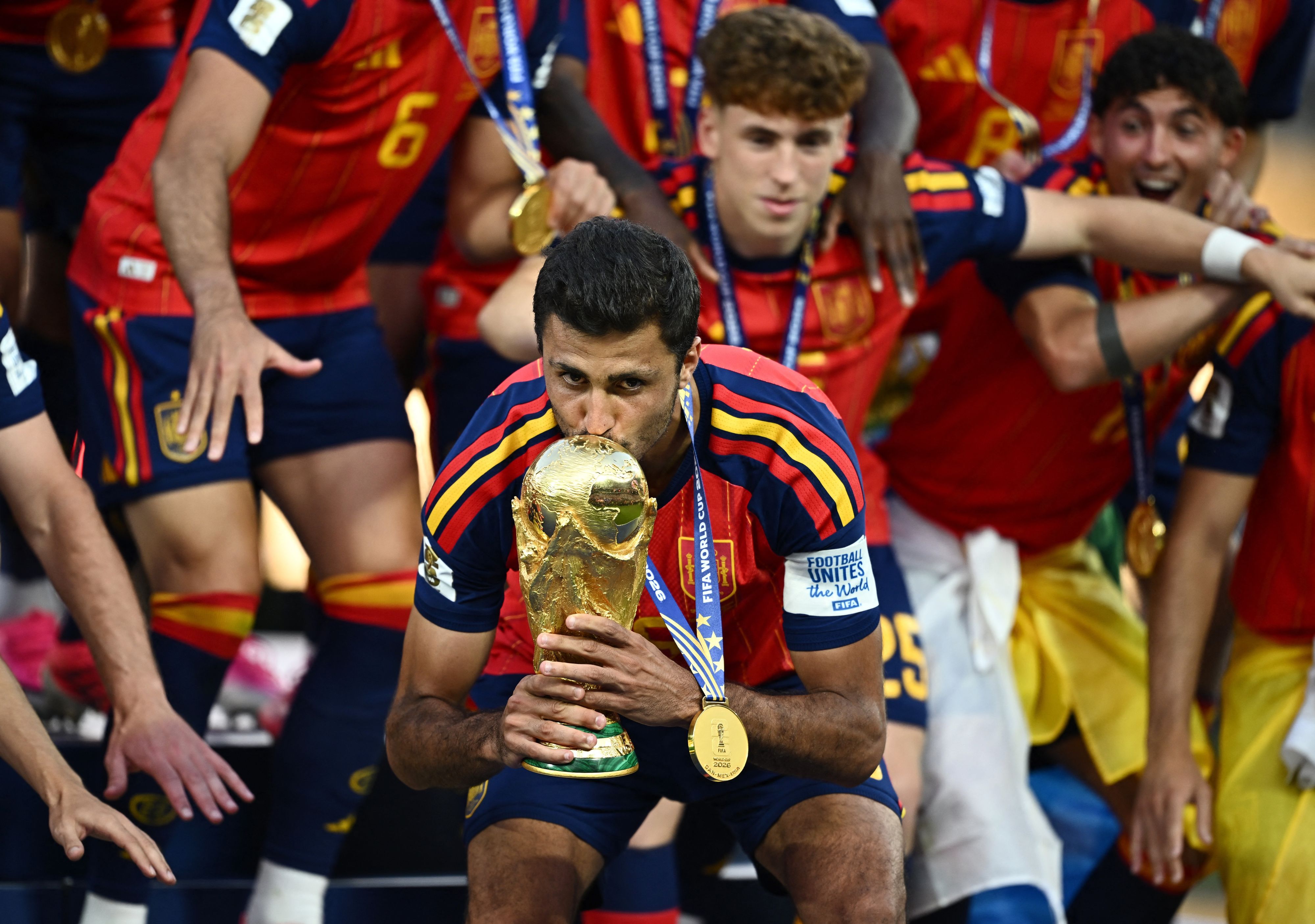 Rodri mit dem WM-Pokal