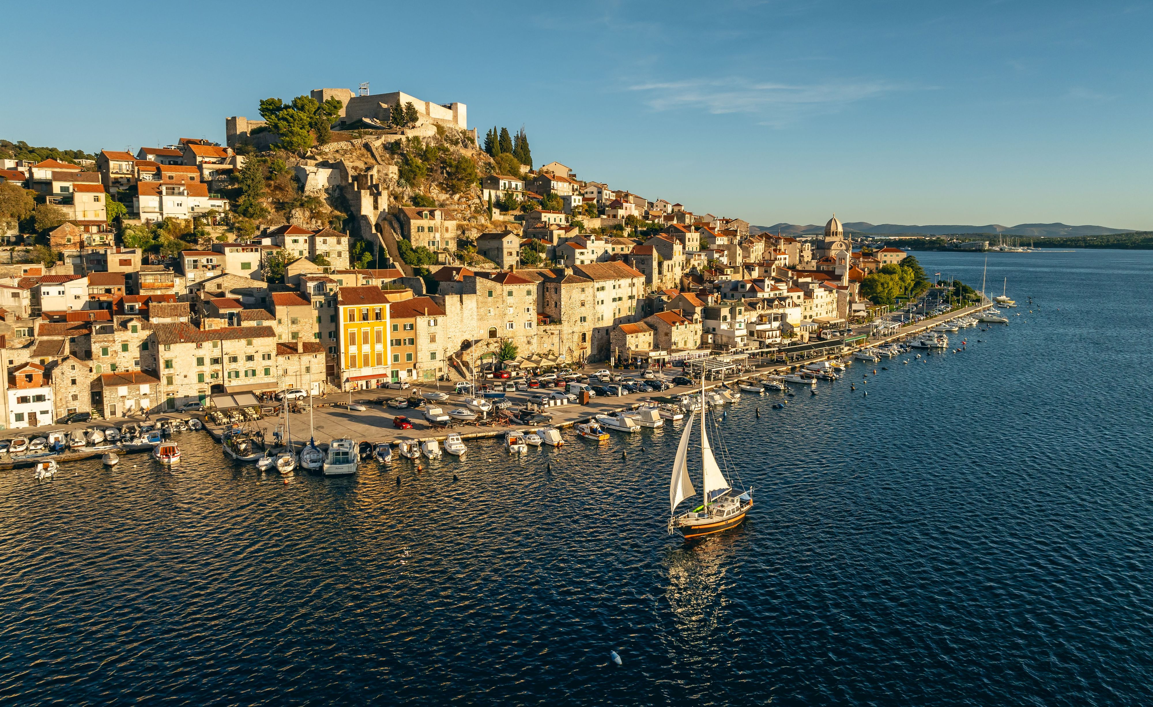 Šibenik wartet mit kultureller Vielfalt, zahlreichen Weingärten und Olivenhainen auf.