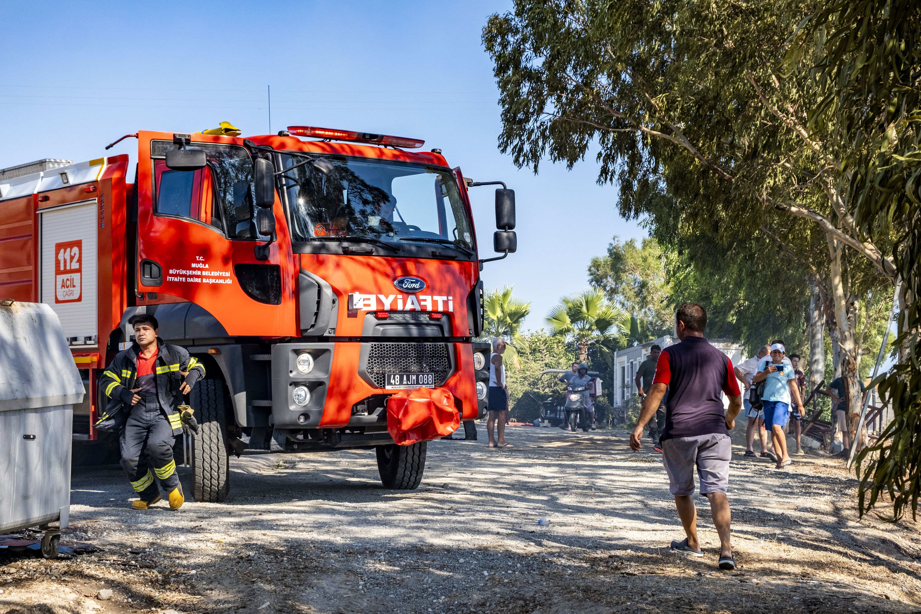 In mehreren türkischen Urlaubsregionen kämpfen Feuerwehrleute gegen Waldbrände. (Symbolbild)