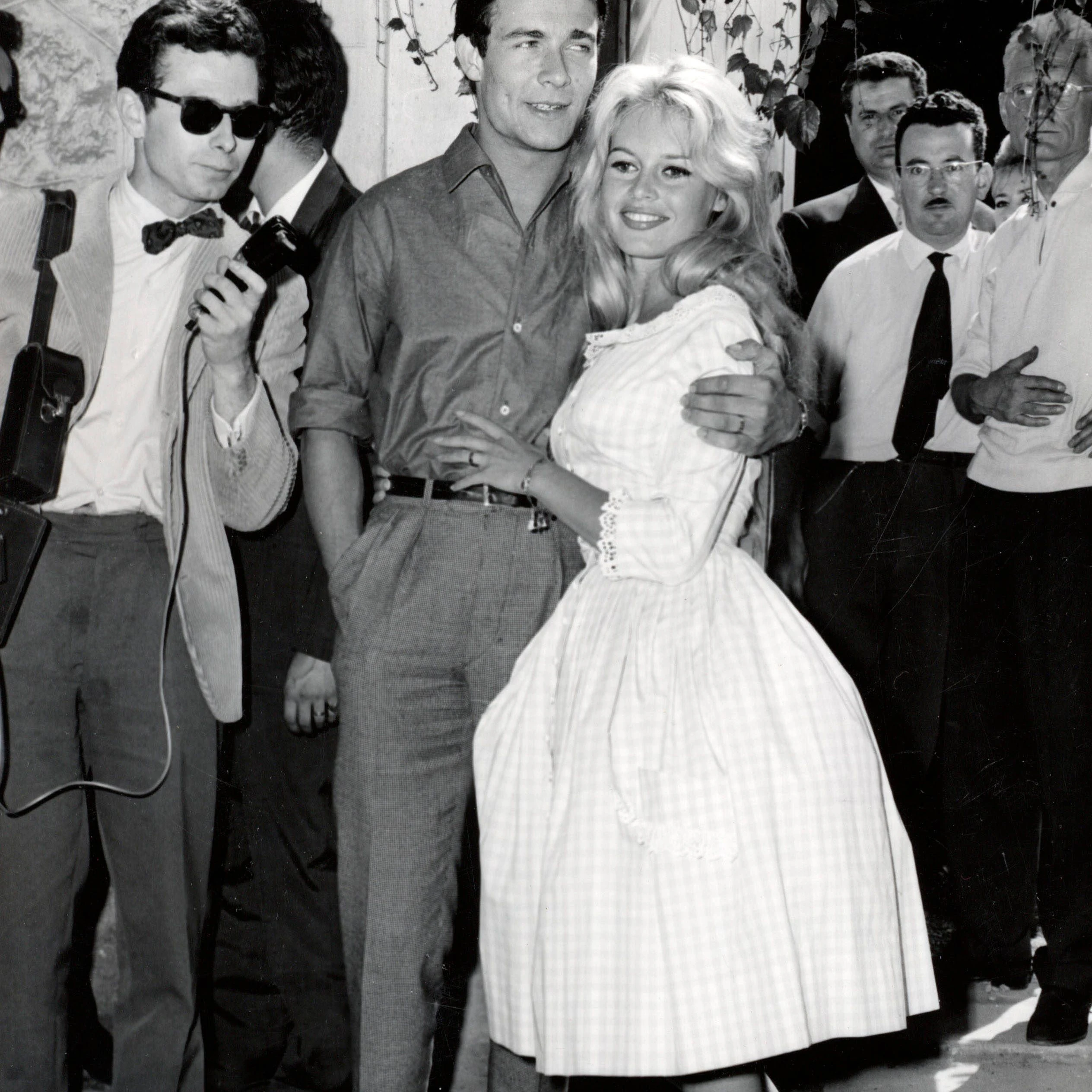 Brigitte Bardot 1959 bei ihrer Hochzeit mit Jacques Charrier in einem rosa-weißen Vichy-Kleid von Jacques Esterel.