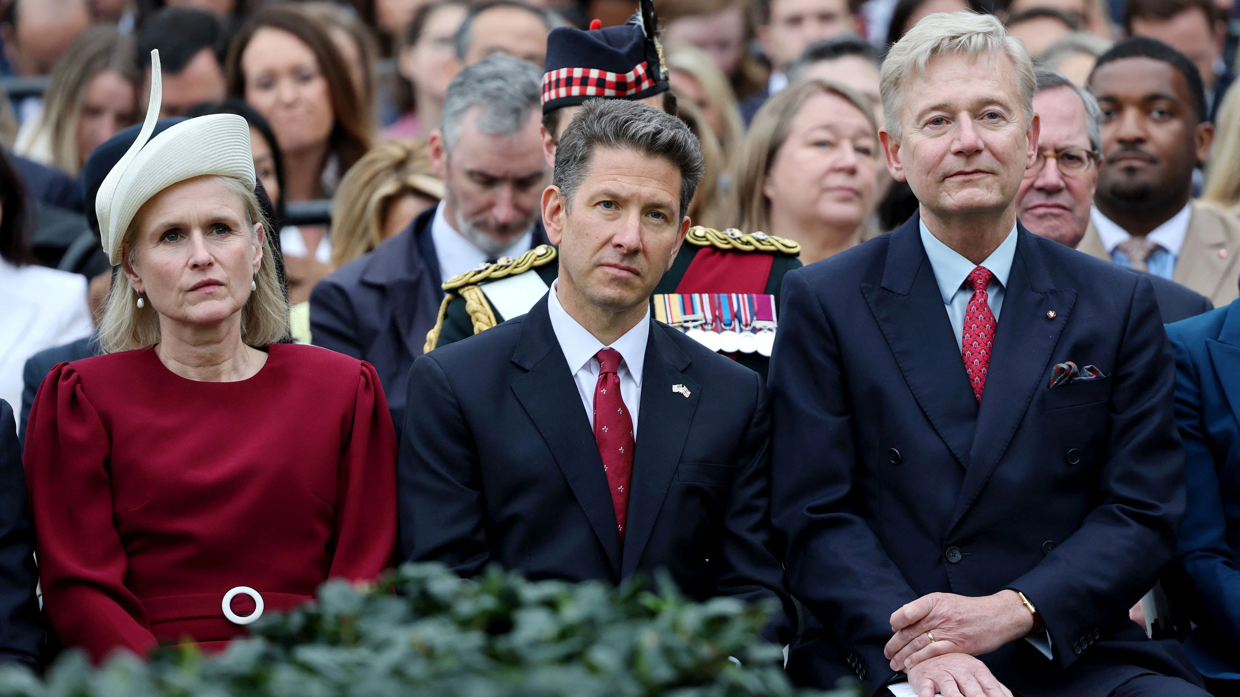 Sir Clive Alderton (r.) mit Sir Christian Turner, Britischer Botschafter in den USA, und dessen Frau Claire Turner während der staatlichen Begrüßungszeremonie am zweiten Tag des Staatsbesuchs von König Charles und Königin Camilla in den USA.