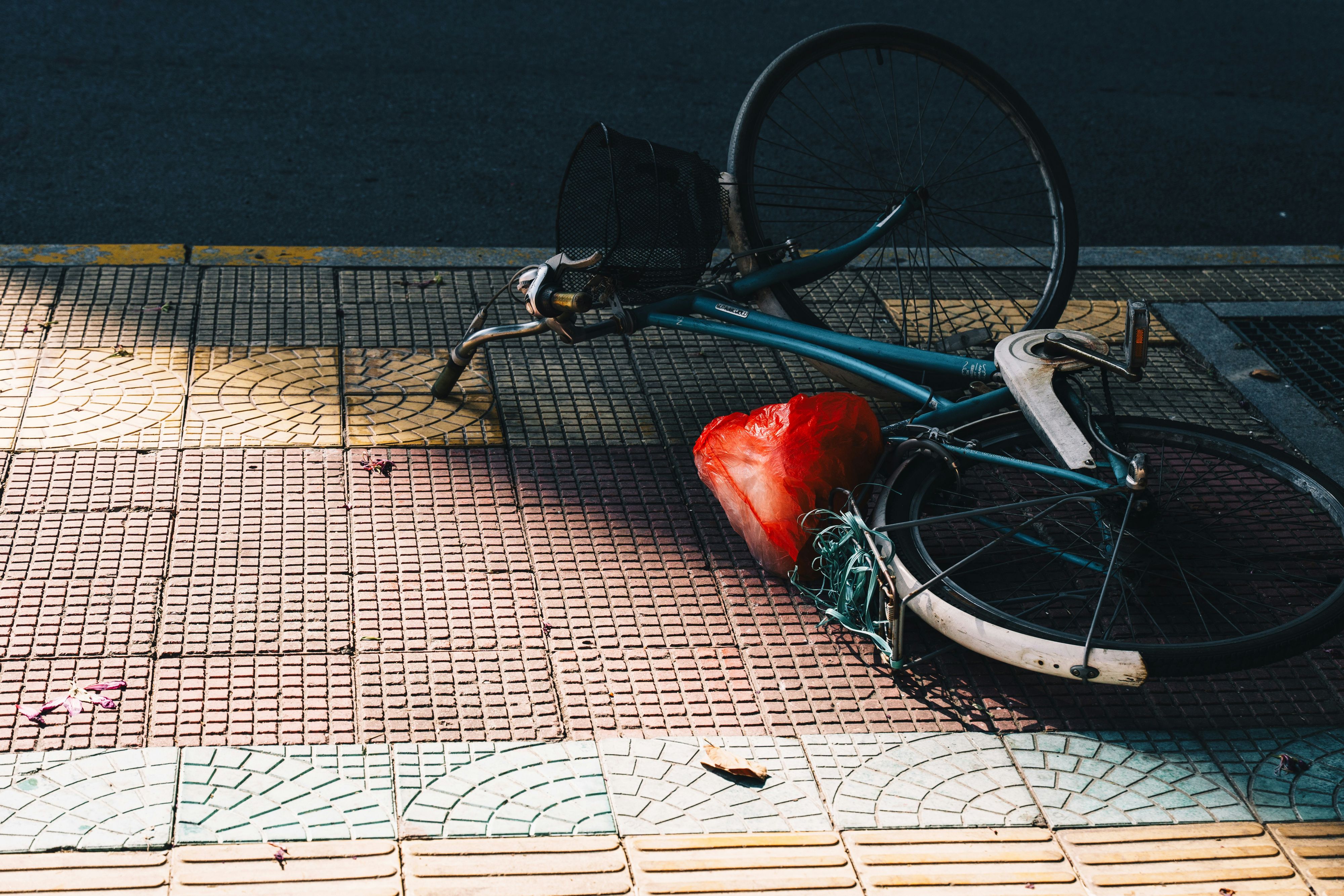 Zwei Frauen waren am Dienstag mit dem Fahrrad unterwegs - dann kam es plötzlich zur Attacke.