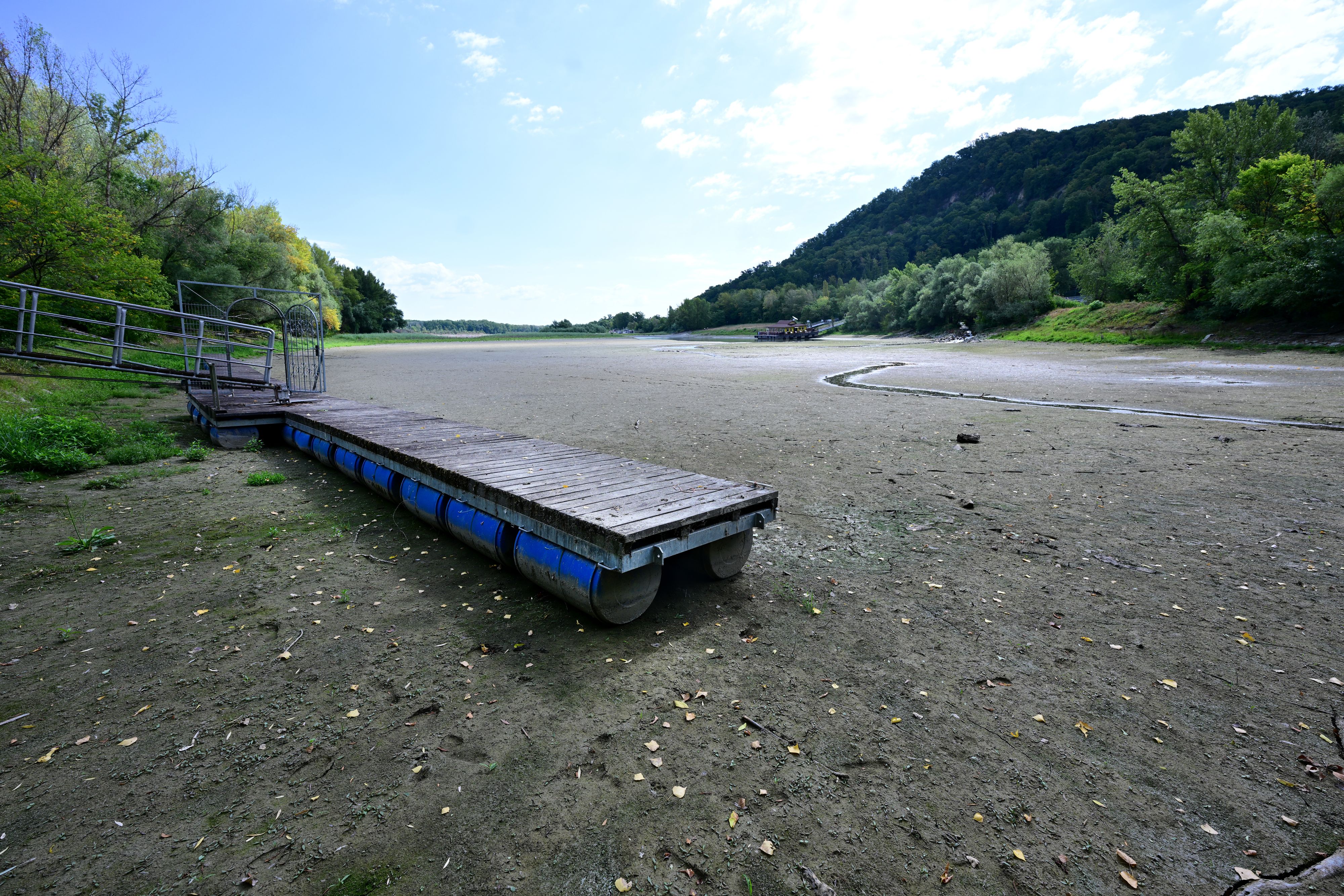 Ein Anlegesteg am Trockenen bei niedrigem Wasserstand der Donau bei Greifenstein am Dienstag, 28. Juli 2026. Ausbleibender Niederschlag und hohe Temperaturen sorgen für niedrige Pegelstände auf der Donau.